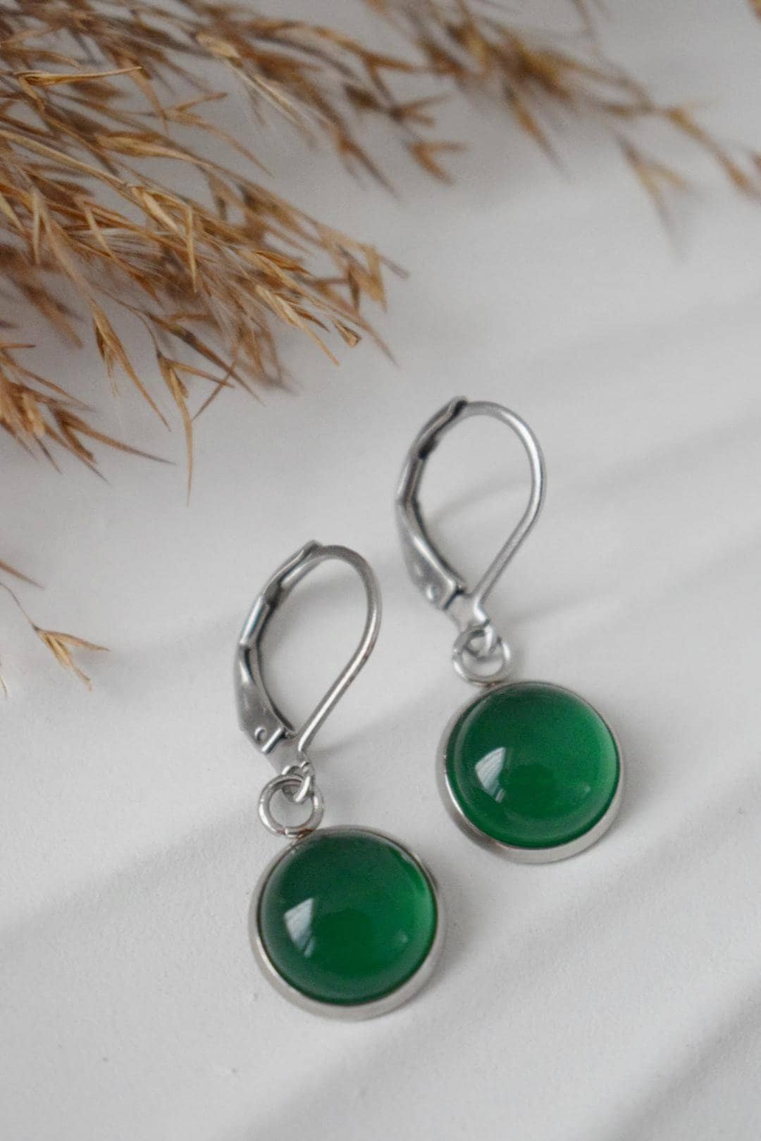 Grüne Achat Ohrringe, Edelstein Huggies, Kleine Ohrhänger, Minimalistischer handgemachter Schmuck, Geschenk für Sie