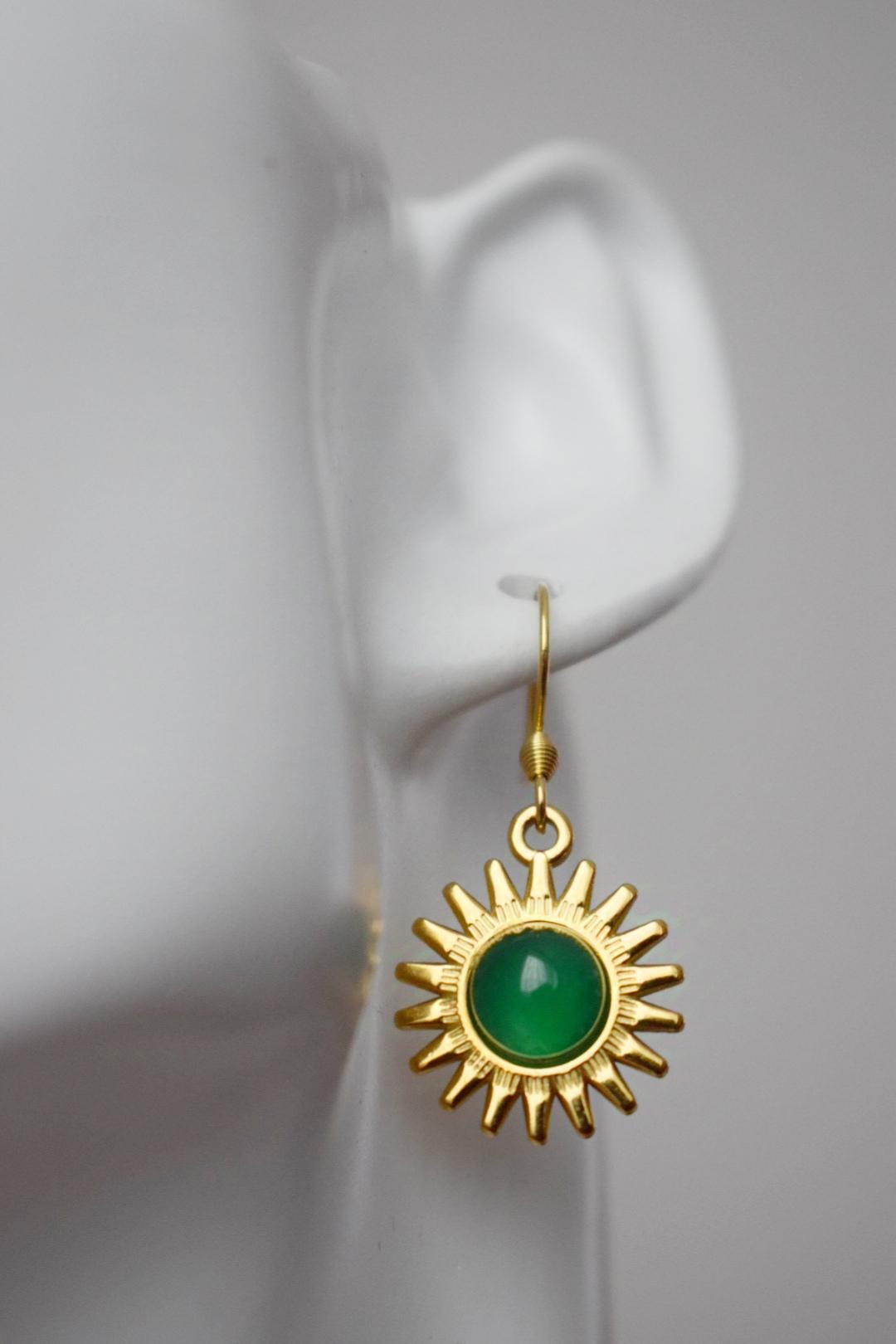 Sonnenohrringe, Grüne Achatohrringe, Edelsteinohrringe, Sonnenstrahlen, Sunburst, Himmlisch, vergoldeter leuchtender Schmuck, Weihnachtsgeschenk für Sie