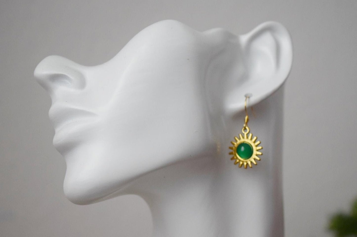 Sonnenohrringe, Grüne Achatohrringe, Edelsteinohrringe, Sonnenstrahlen, Sunburst, Himmlisch, vergoldeter leuchtender Schmuck, Weihnachtsgeschenk für Sie