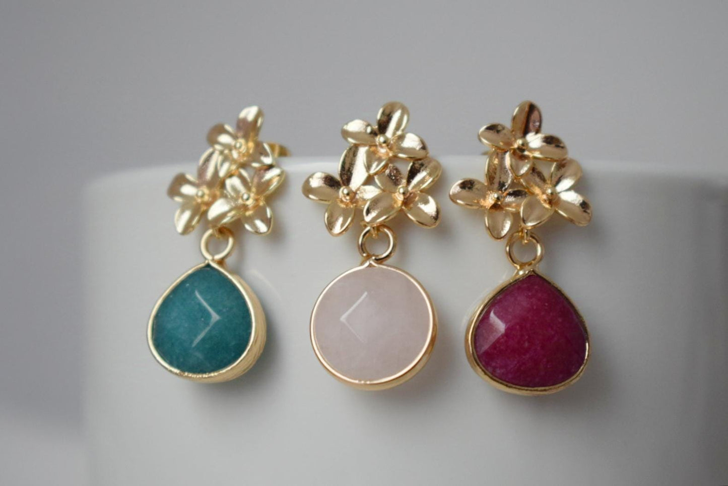 Weinrote Jade Tropfen Ohrringe, Burgunder Edelstein Ohrstecker, 18K Gold Blumen Ohrstecker, handgefertigter Schmuck, Einzigartiges Weihnachtsgeschenk für Sie