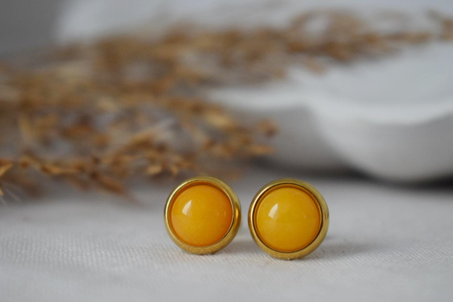 Gelbe Jade Ohrstecker, Kleine runde Edelstein Ohrringe, Push Back Ohrringe, Handgefertigter Schmuck, Handgefertigtes Geschenk für Sie