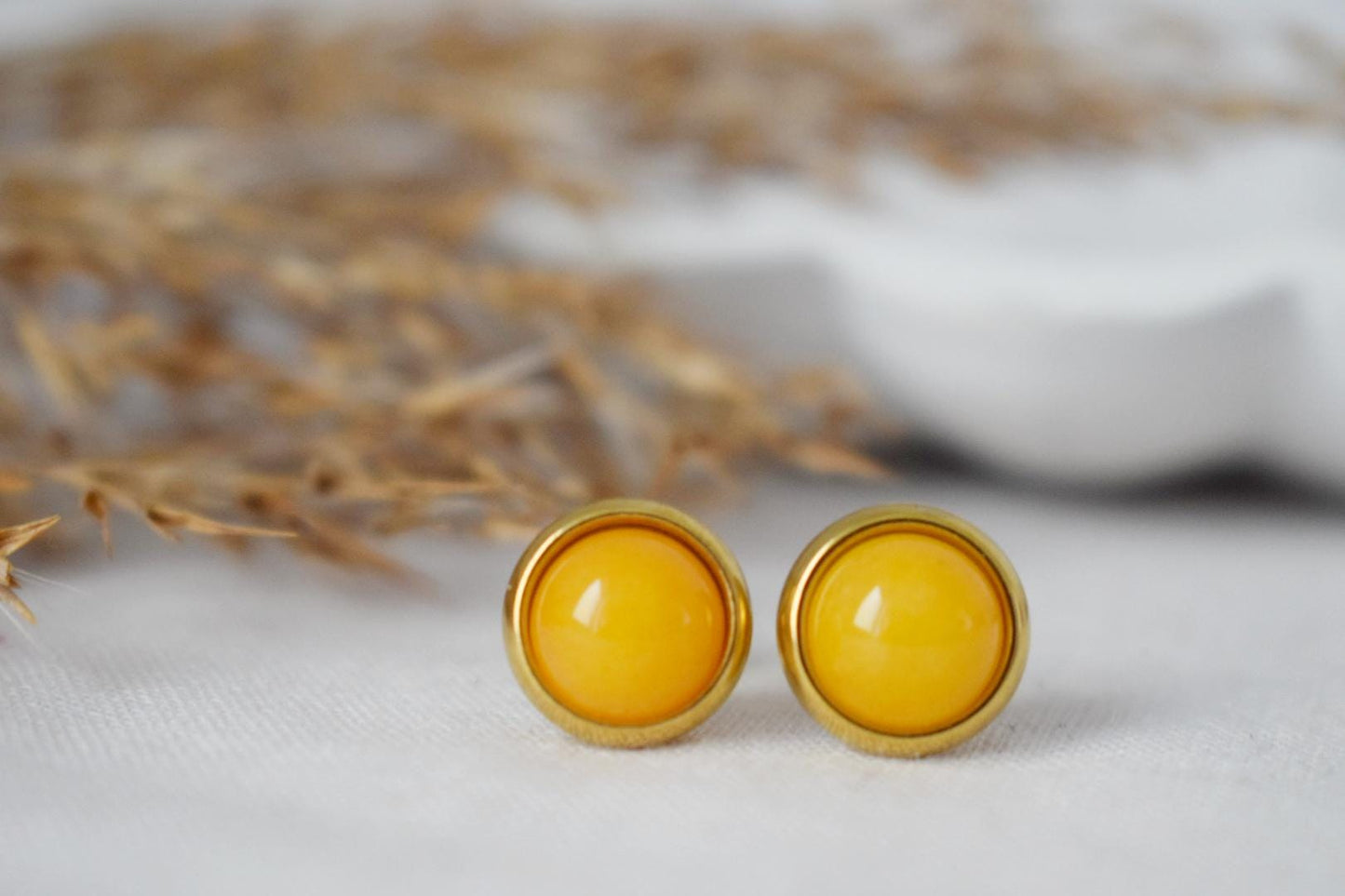 Gelbe Jade Ohrstecker, Kleine runde Edelstein Ohrringe, Push Back Ohrringe, Handgefertigter Schmuck, Handgefertigtes Geschenk für Sie