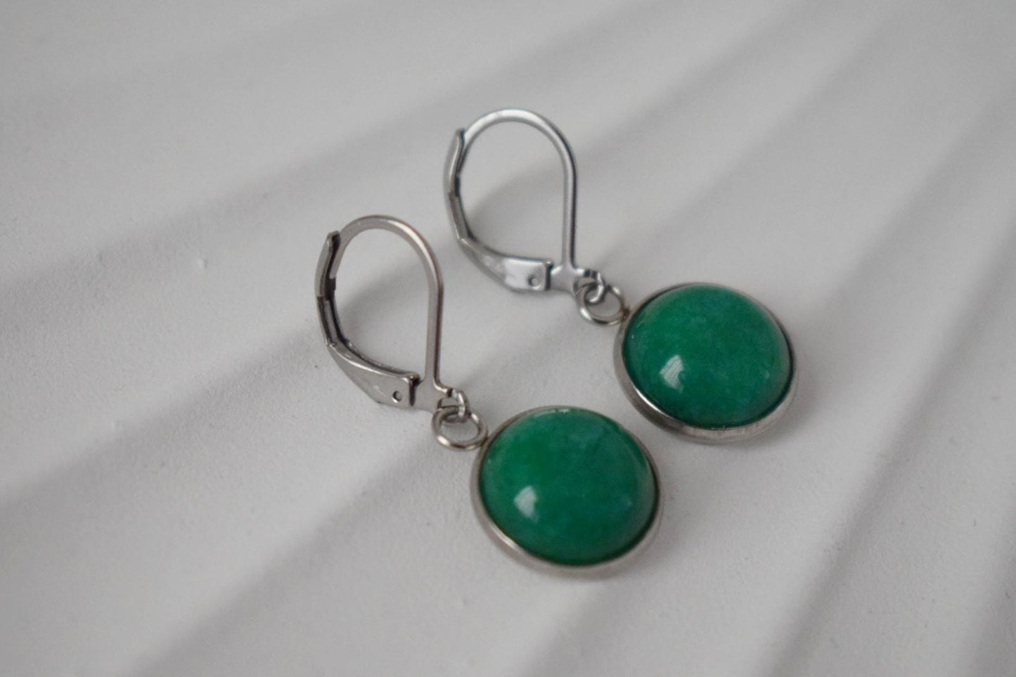 Grüne Jade Ohrringe, Edelstein Anhänger Baumeln Huggie Ohrringe, Grüne Stein Creolen, Handgefertigter Schmuck Geschenk Frauen