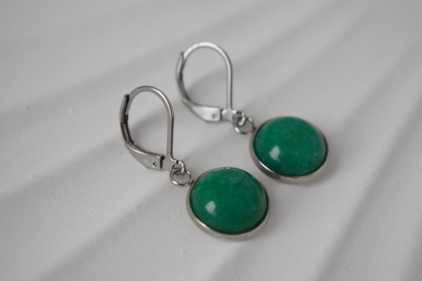 Grüne Jade Ohrringe, Edelstein Anhänger Baumeln Huggie Ohrringe, Grüne Stein Creolen, Handgefertigter Schmuck Geschenk Frauen