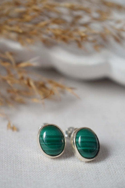 Muttertagsgeschenke, Malachit Ohrstecker, Grüner Edelstein, Minimalistischer Schmuck aus Sterlingsilber, Naturstein, Geburtsstein, Geschenk für Frauen