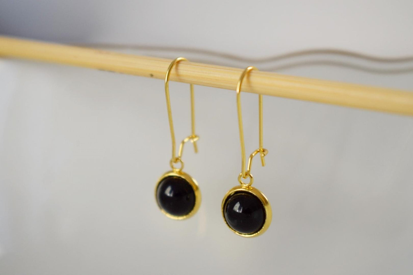 Schwarze Achat-Goldohrringe, Schwarze Edelstein-Ohrhänger mit Tropfenverschluss, 10 mm schwarze Stein-Hängeohrringe, handgefertigter Achatschmuck