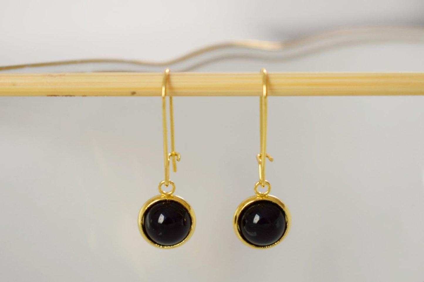 Schwarze Achat-Goldohrringe, Schwarze Edelstein-Ohrhänger mit Tropfenverschluss, 10 mm schwarze Stein-Hängeohrringe, handgefertigter Achatschmuck