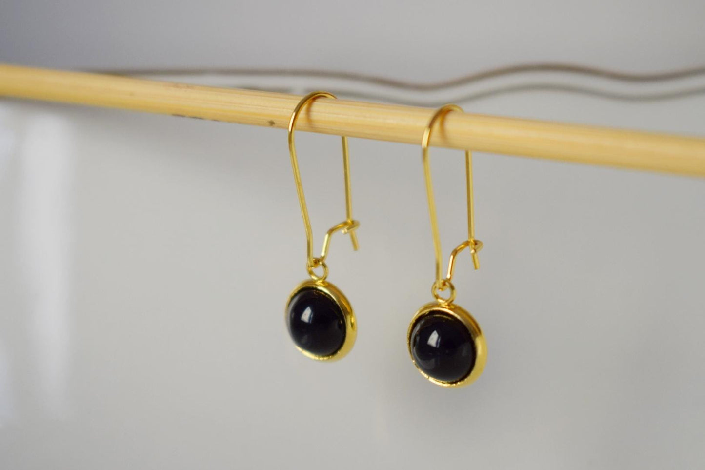 Schwarze Achat-Goldohrringe, Schwarze Edelstein-Ohrhänger mit Tropfenverschluss, 10 mm schwarze Stein-Hängeohrringe, handgefertigter Achatschmuck