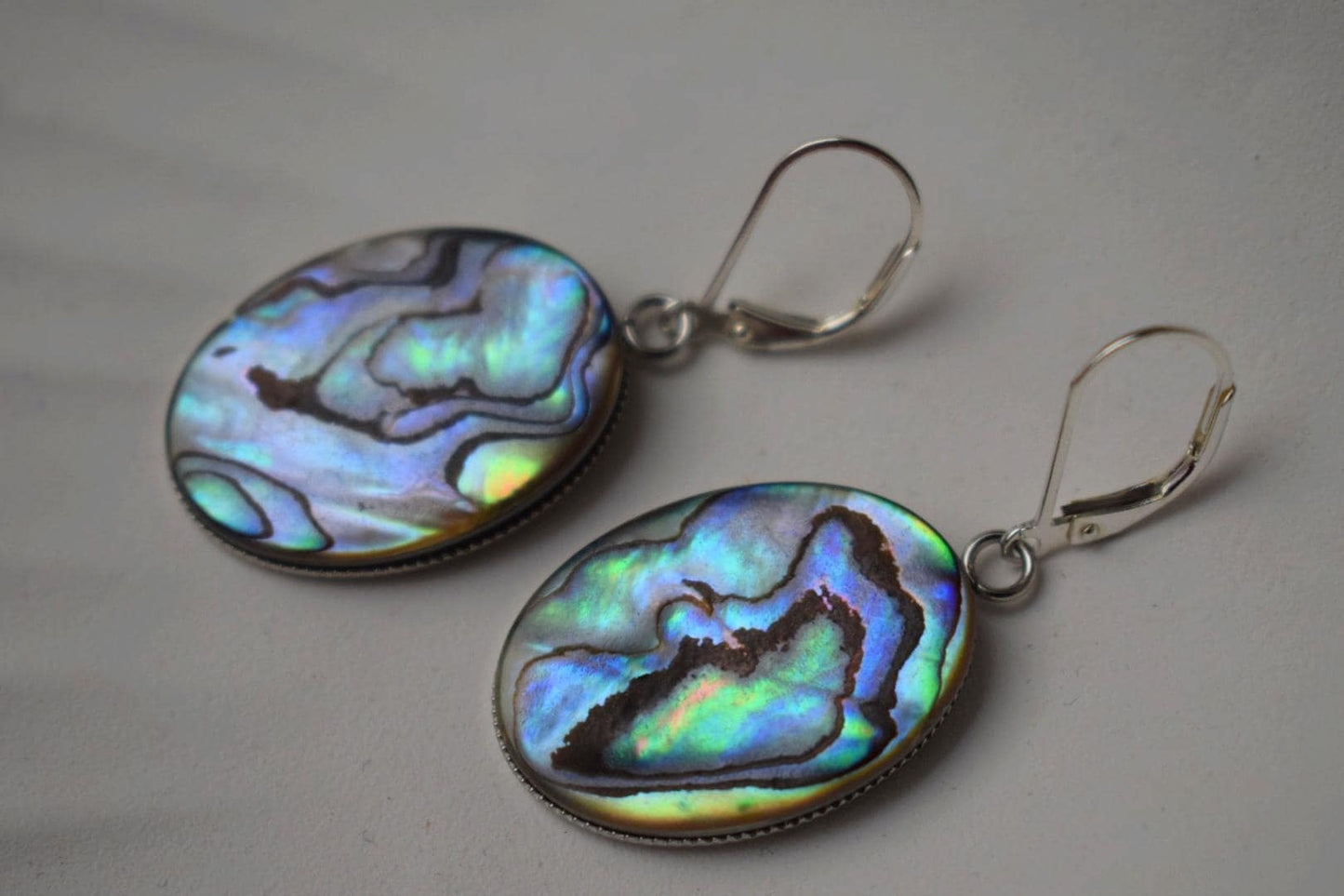 Abalone-Ohrringe, Sterling-Silber-Huggie-Creolen, Paua-Muschel, lange ovale Statement-Ohrringe, farbenfroher Schmuck, Muttertagsgeschenk