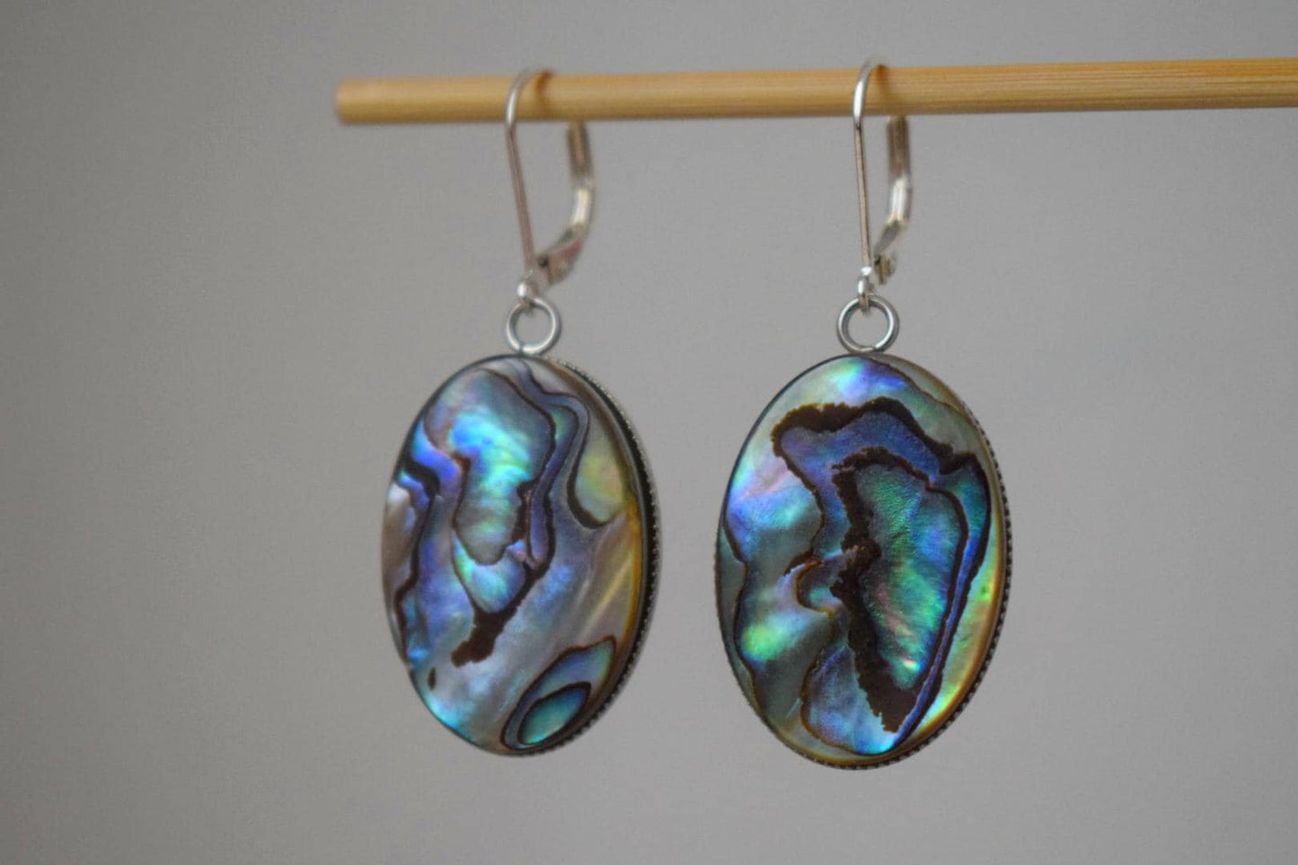 Abalone-Ohrringe, Sterling-Silber-Huggie-Creolen, Paua-Muschel, lange ovale Statement-Ohrringe, farbenfroher Schmuck, Muttertagsgeschenk