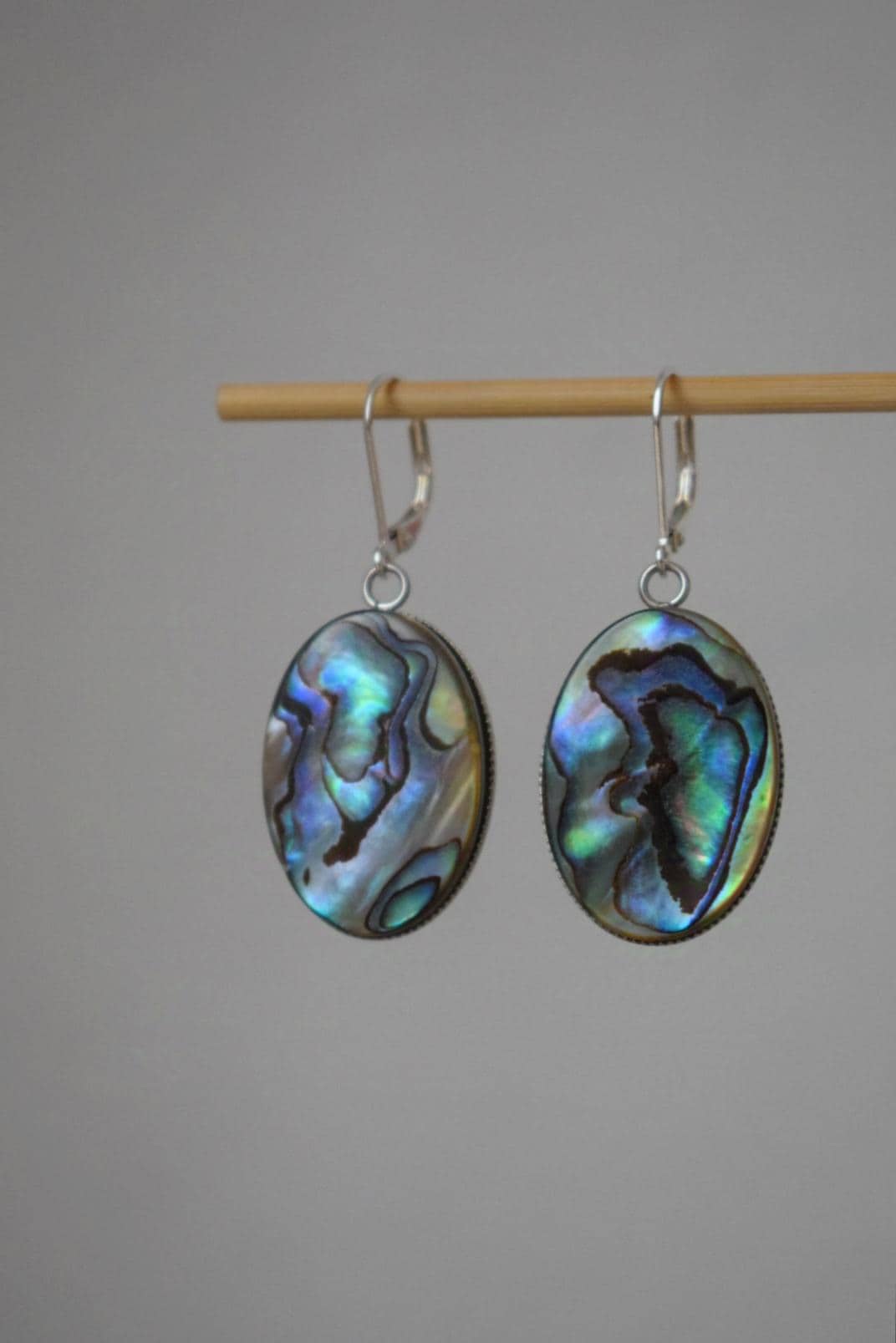 Abalone-Ohrringe, Sterling-Silber-Huggie-Creolen, Paua-Muschel, lange ovale Statement-Ohrringe, farbenfroher Schmuck, Muttertagsgeschenk