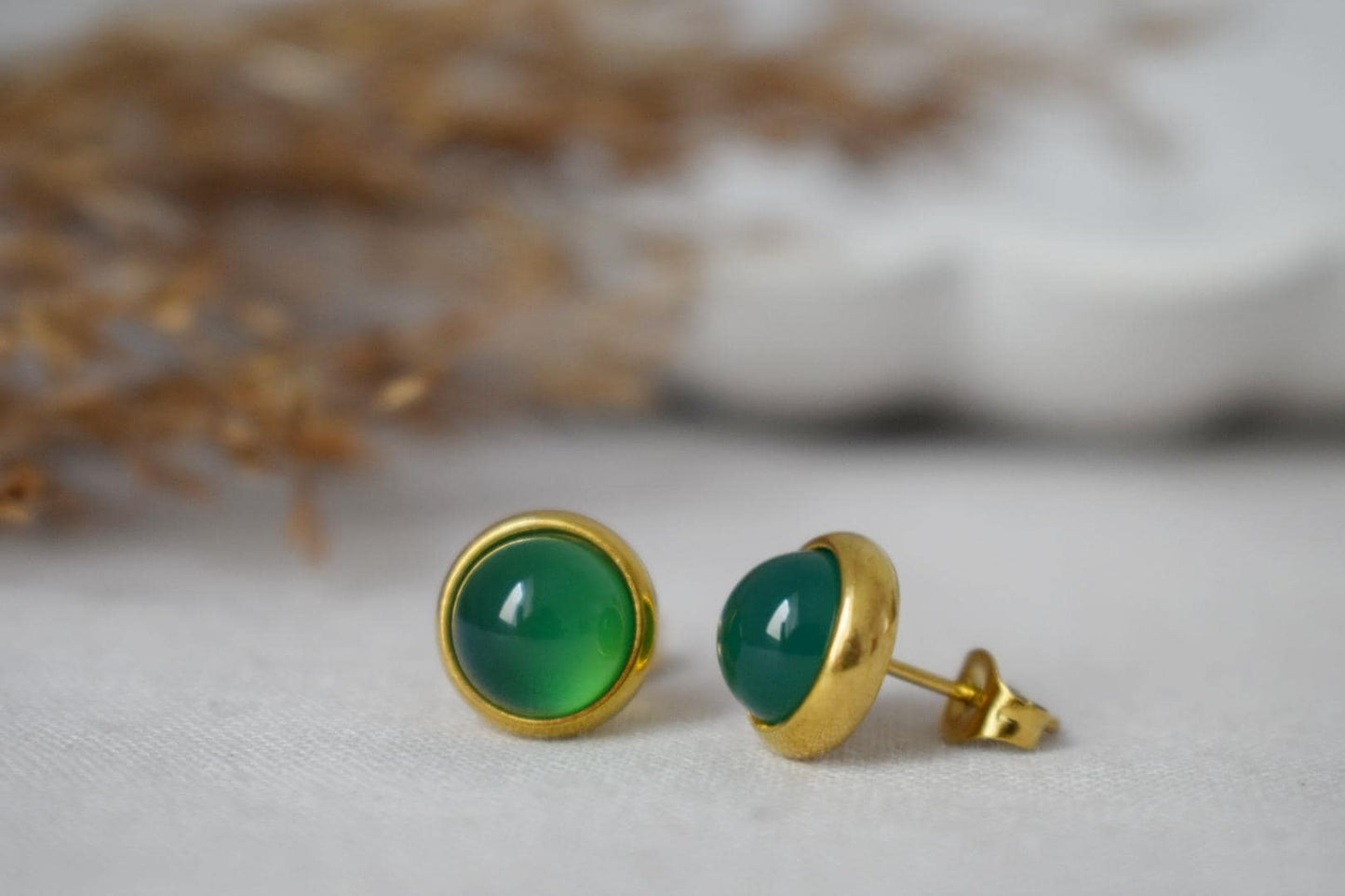 Grüne Achat Ohrstecker, Kleine Edelstein Ohrringe, Push Back Ohrringe, Minimalistischer Geburtsstein Schmuck, Handgemachtes Geschenk für Sie