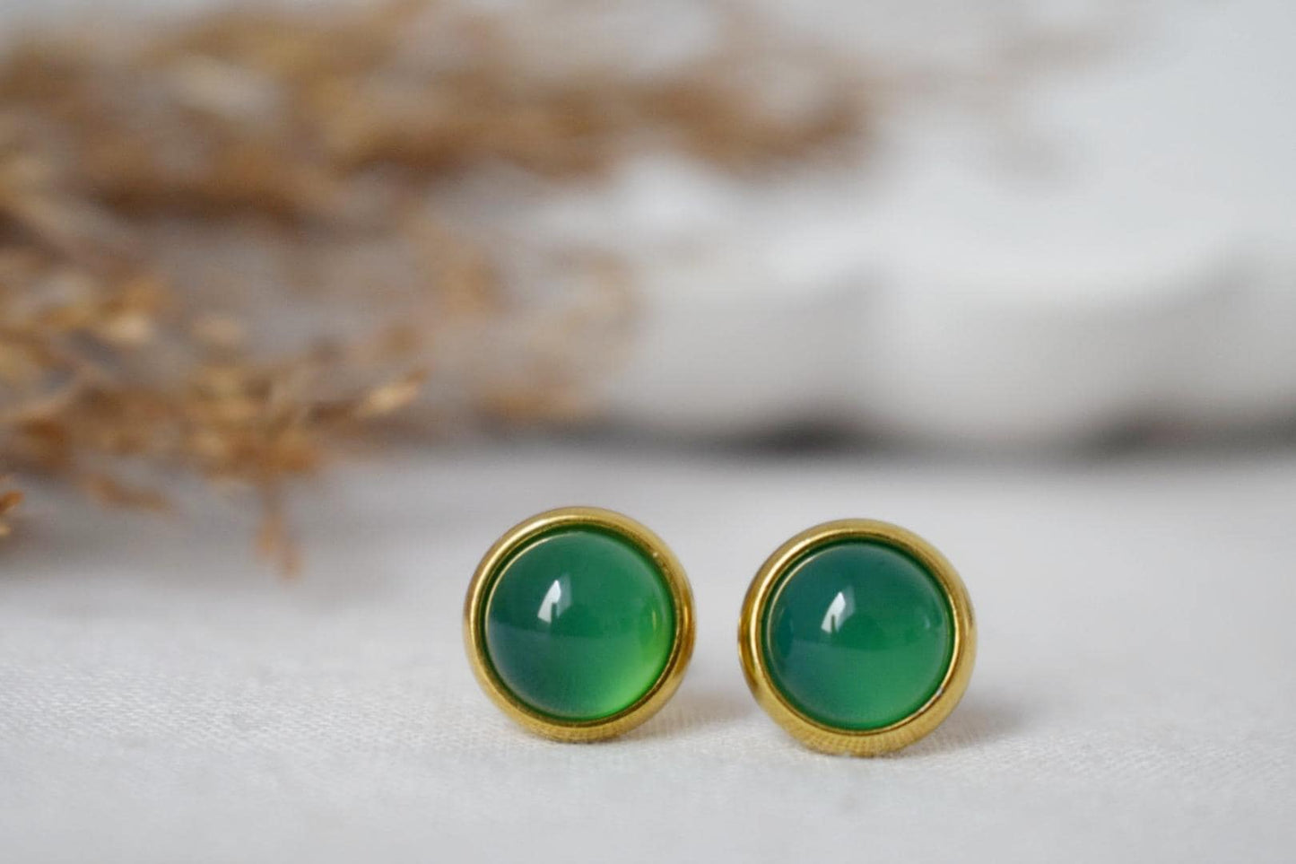 Grüne Achat Ohrstecker, Kleine Edelstein Ohrringe, Push Back Ohrringe, Minimalistischer Geburtsstein Schmuck, Handgemachtes Geschenk für Sie