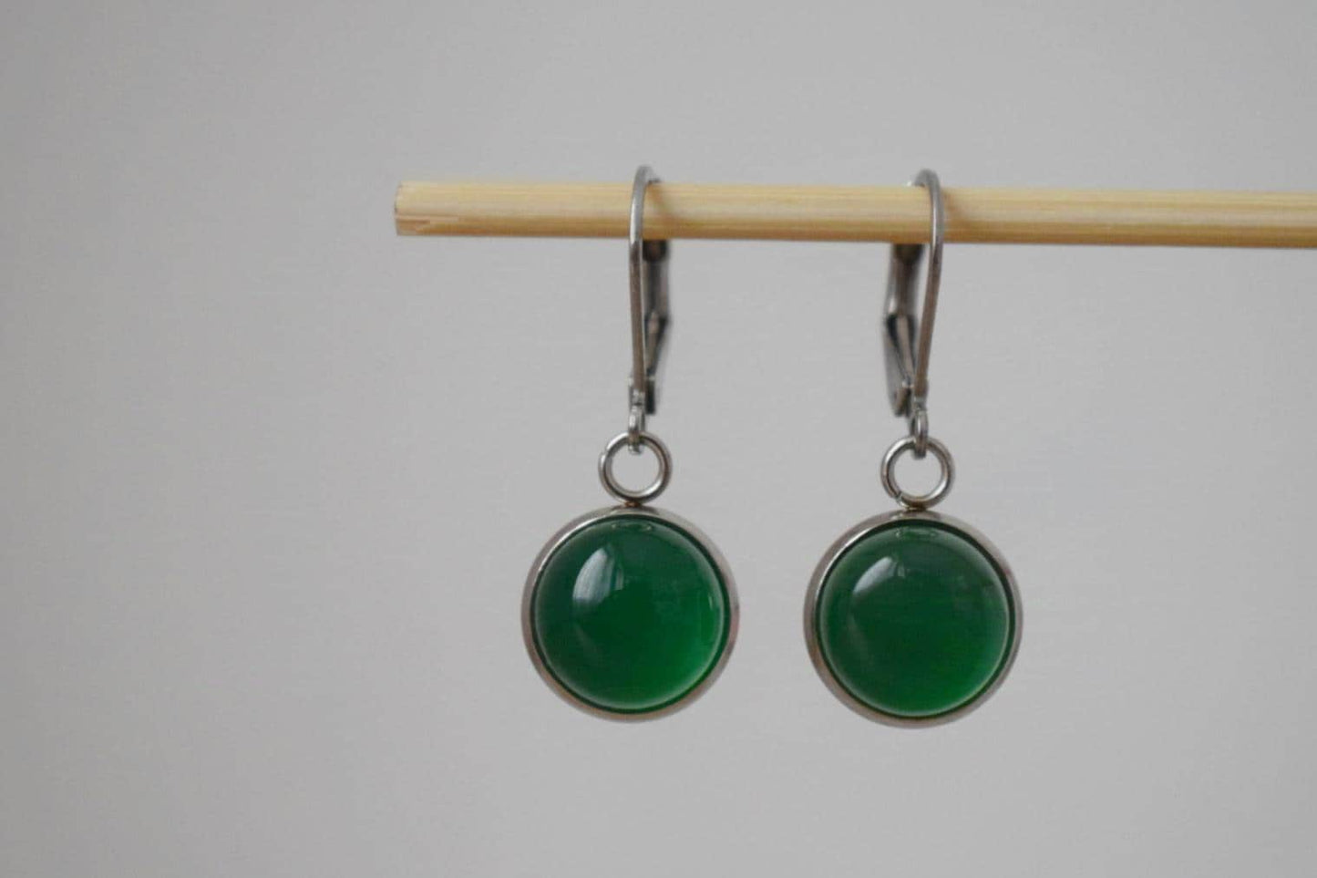 Grüne Achat Ohrringe, Edelstein Huggies, Kleine Ohrhänger, Minimalistischer handgemachter Schmuck, Geschenk für Sie