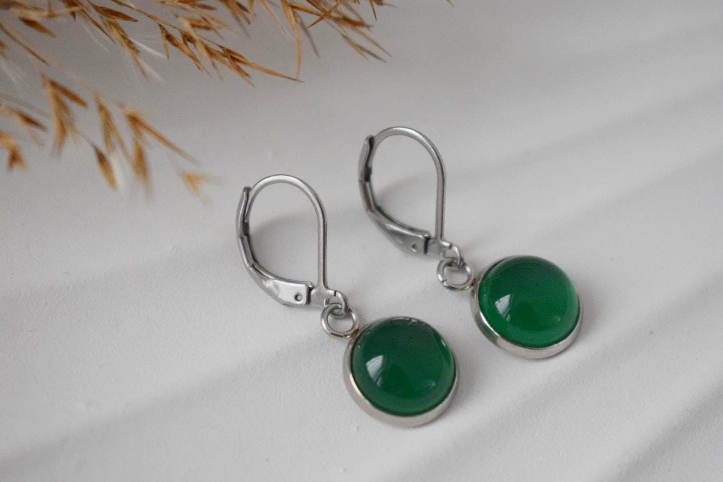 Grüne Achat Ohrringe, Edelstein Huggies, Kleine Ohrhänger, Minimalistischer handgemachter Schmuck, Geschenk für Sie
