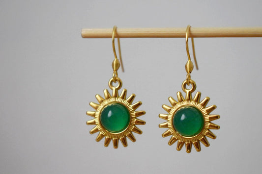 Sonnenohrringe, Grüne Achatohrringe, Edelsteinohrringe, Sonnenstrahlen, Sunburst, Himmlisch, vergoldeter leuchtender Schmuck, Weihnachtsgeschenk für Sie
