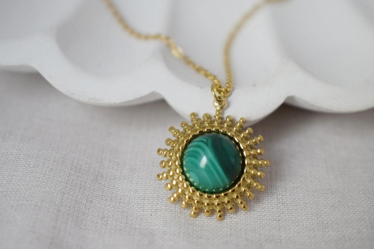 Malachit Halskette, Grüner Naturstein, Muttertagsgeschenk, Sonnenanhänger, verstellbare Kette, handgefertigter Schmuck, Einzigartiges Geschenk für Sie