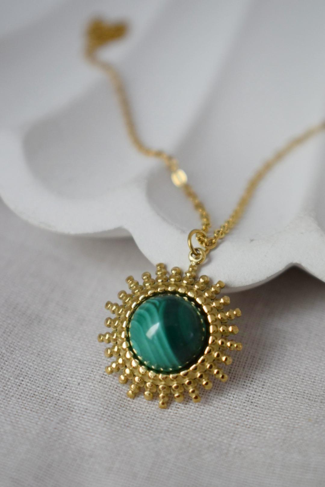 Malachit Halskette, Grüner Naturstein, Muttertagsgeschenk, Sonnenanhänger, verstellbare Kette, handgefertigter Schmuck, Einzigartiges Geschenk für Sie