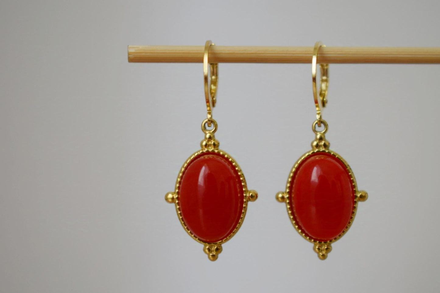 Rote Jade Ohrringe, Ovale Edelstein Ohrringe, Boho Chic Ohrringe, Ornament Schmuck, Einzigartiges Geschenk für Sie