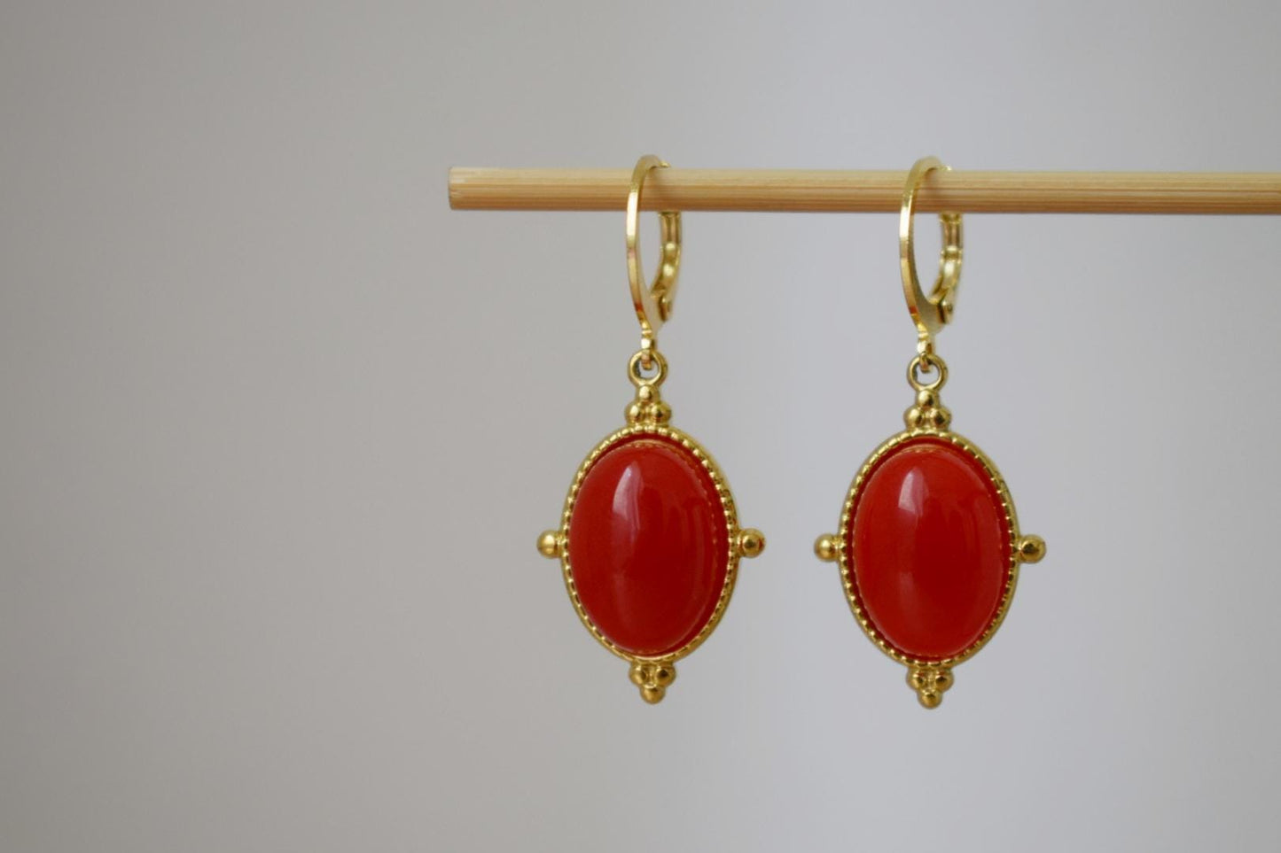 Rote Jade Ohrringe, Ovale Edelstein Ohrringe, Boho Chic Ohrringe, Ornament Schmuck, Einzigartiges Geschenk für Sie