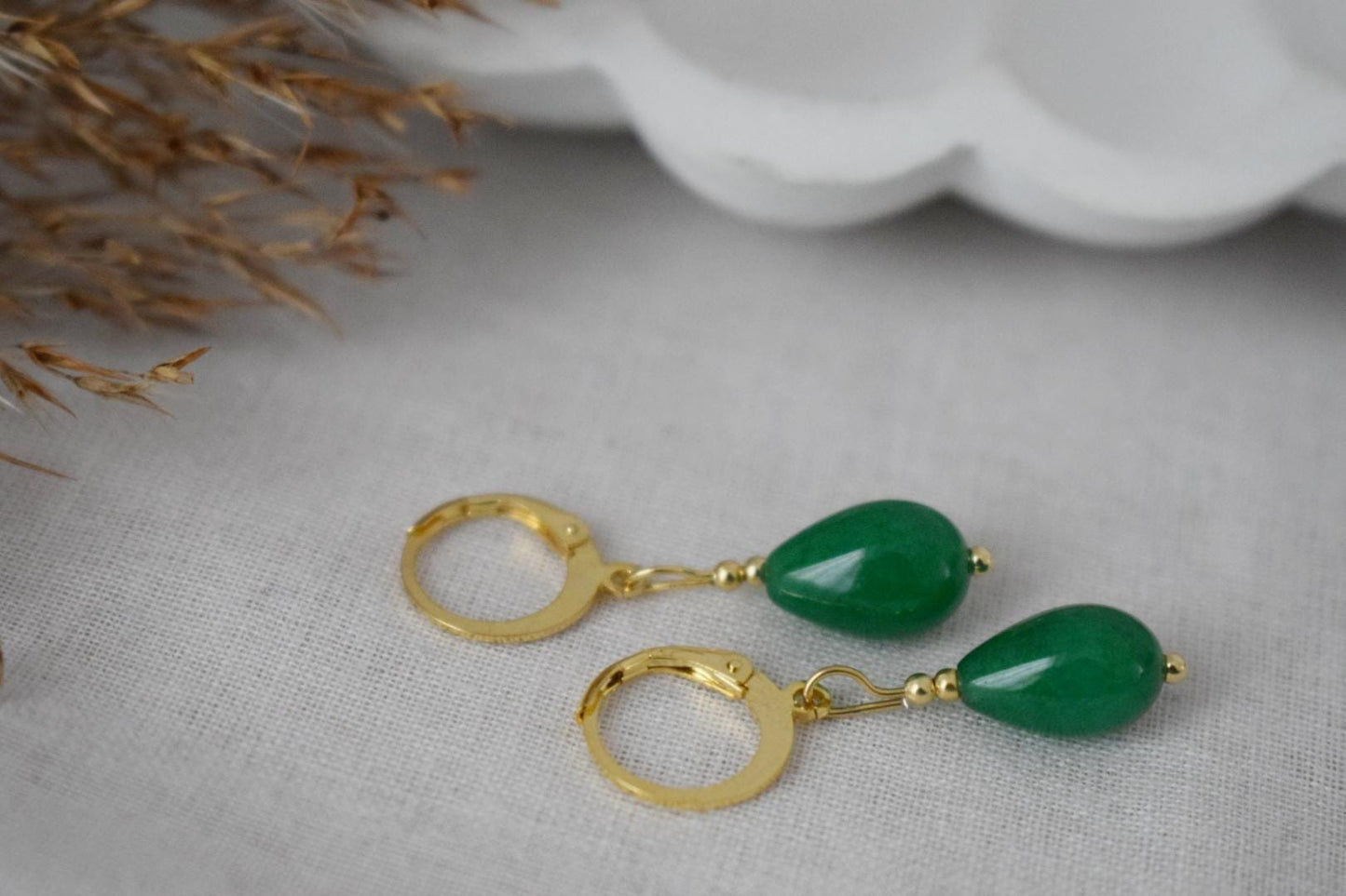Grüne Jade-Tropfenohrringe, Kleine Huggies mit Tropfen-Edelstein, Gold-Creolen mit grünem Stein, Perlen-Hängeohrringe, Einzigartiges Geschenk für Sie