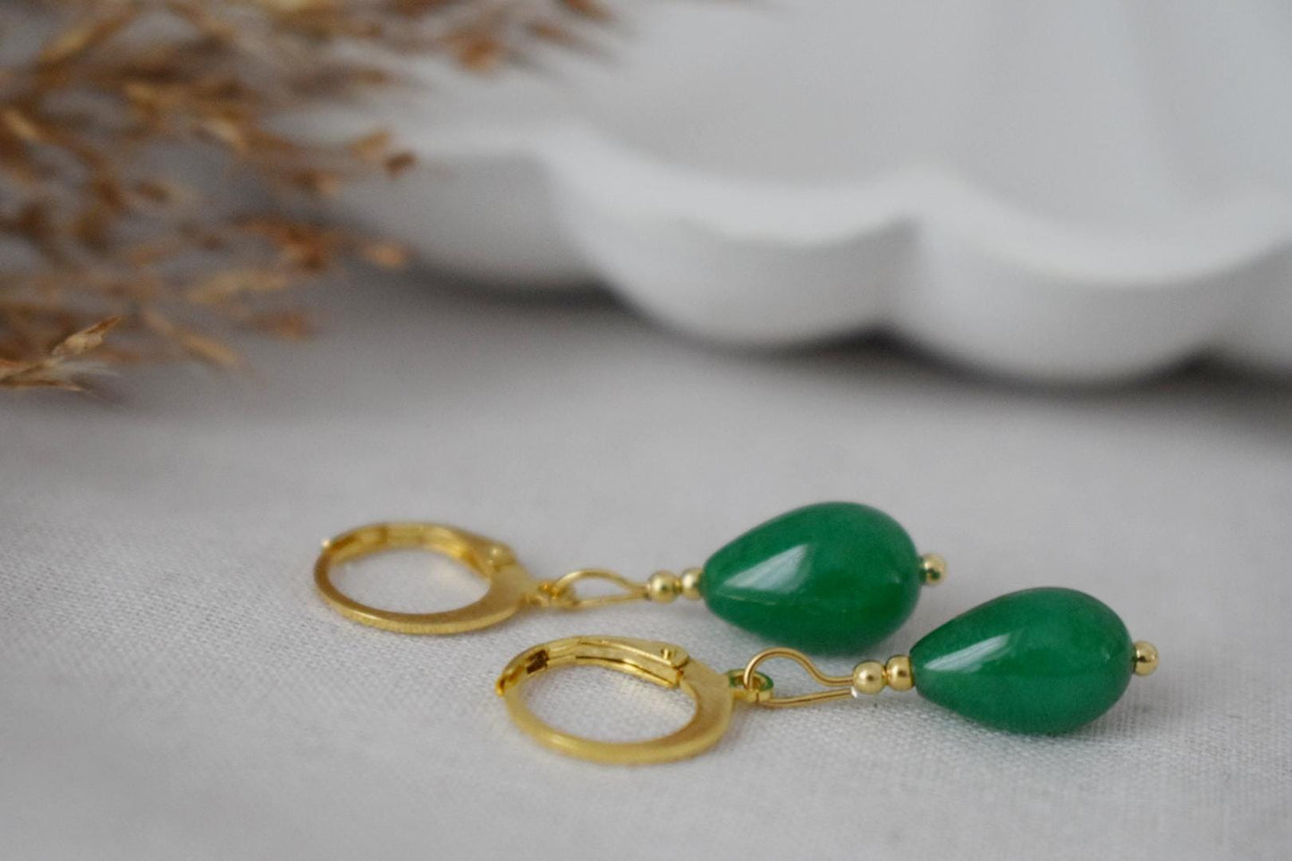 Grüne Jade-Tropfenohrringe, Kleine Huggies mit Tropfen-Edelstein, Gold-Creolen mit grünem Stein, Perlen-Hängeohrringe, Einzigartiges Geschenk für Sie