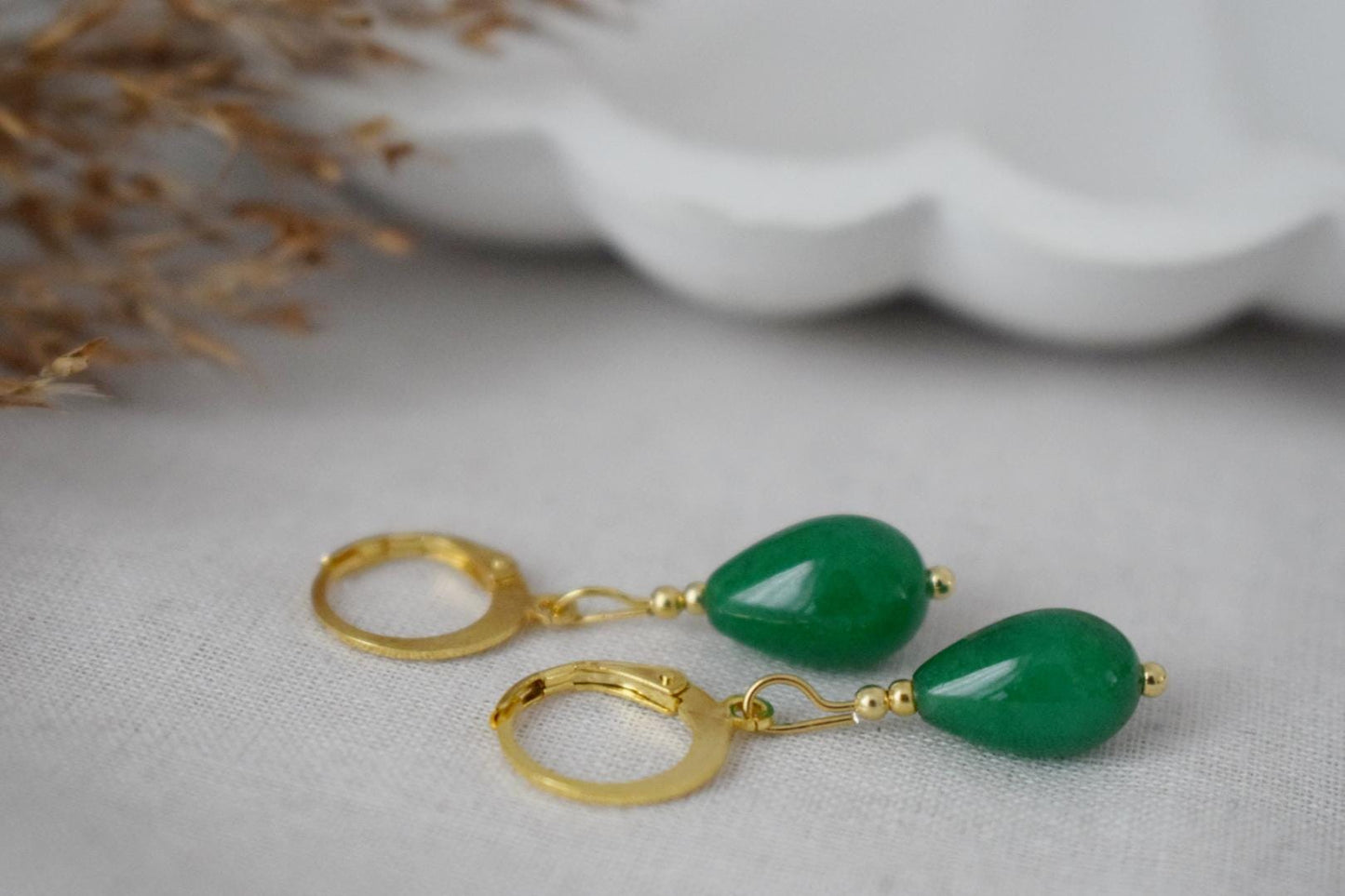 Grüne Jade-Tropfenohrringe, Kleine Huggies mit Tropfen-Edelstein, Gold-Creolen mit grünem Stein, Perlen-Hängeohrringe, Einzigartiges Geschenk für Sie
