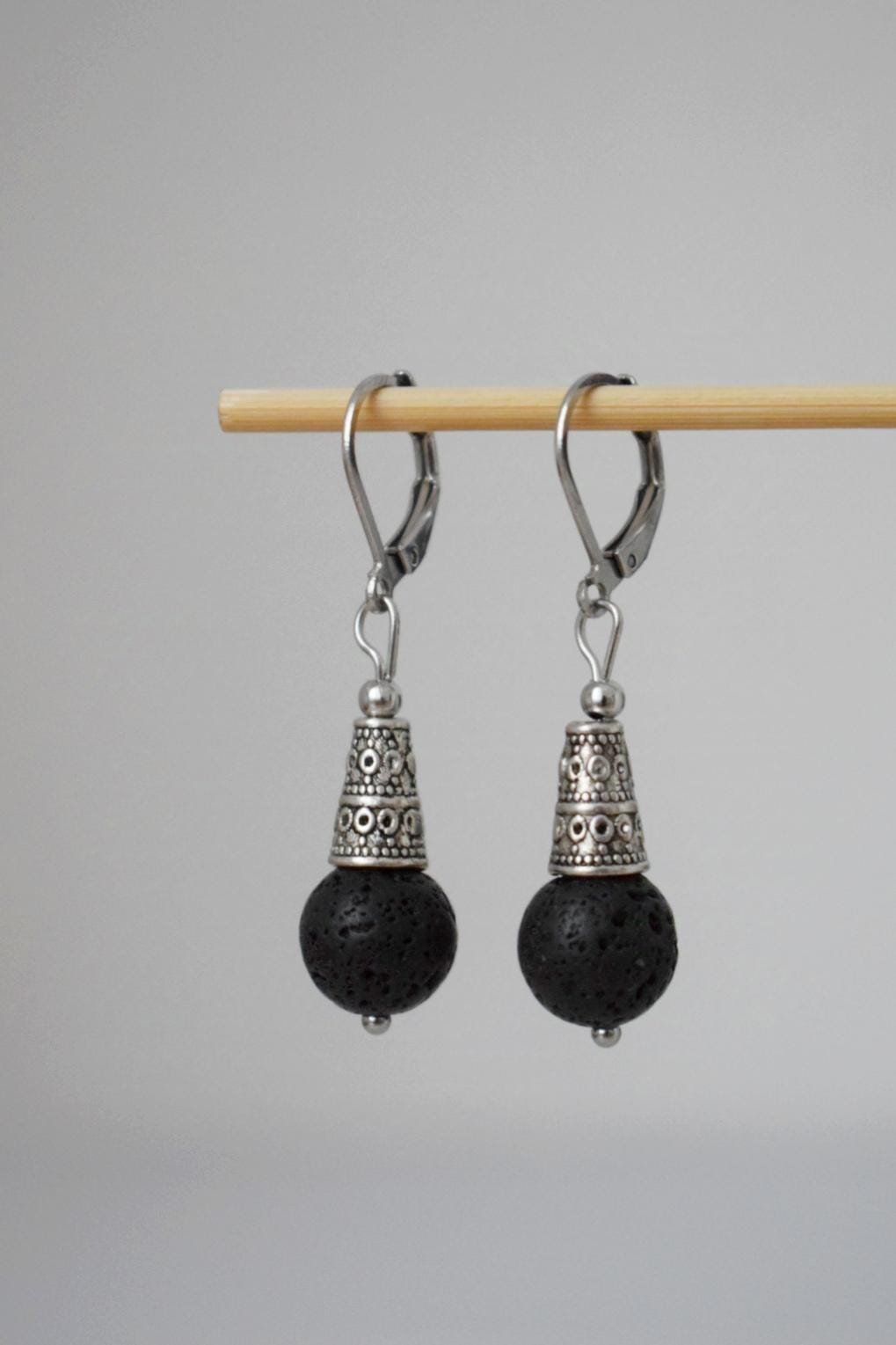 Ohrringe aus Lavasteinperlen silber, Huggie-Creolen aus schwarzen Edelsteinen, Boho-Ohrringe, Lavastein, Diffusor-Schmuck, ätherisches Öl, einzigartiges Geschenk für Sie