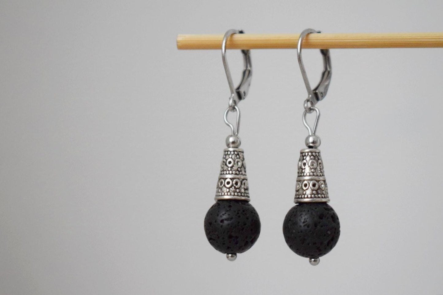 Ohrringe aus Lavasteinperlen silber, Huggie-Creolen aus schwarzen Edelsteinen, Boho-Ohrringe, Lavastein, Diffusor-Schmuck, ätherisches Öl, einzigartiges Geschenk für Sie