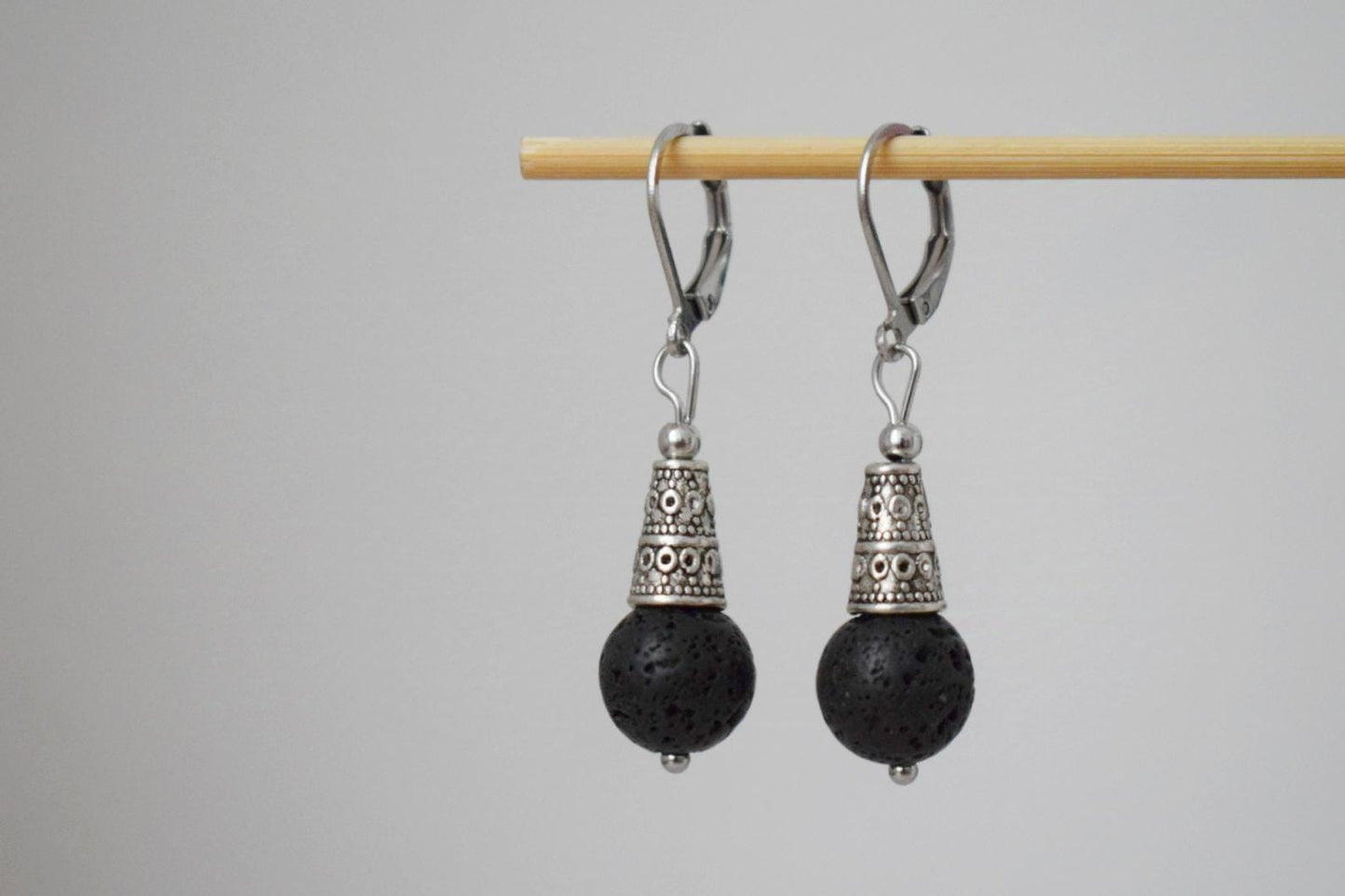 Ohrringe aus Lavasteinperlen silber, Huggie-Creolen aus schwarzen Edelsteinen, Boho-Ohrringe, Lavastein, Diffusor-Schmuck, ätherisches Öl, einzigartiges Geschenk für Sie