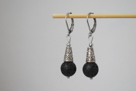 Ohrringe aus Lavasteinperlen silber, Huggie-Creolen aus schwarzen Edelsteinen, Boho-Ohrringe, Lavastein, Diffusor-Schmuck, ätherisches Öl, einzigartiges Geschenk für Sie