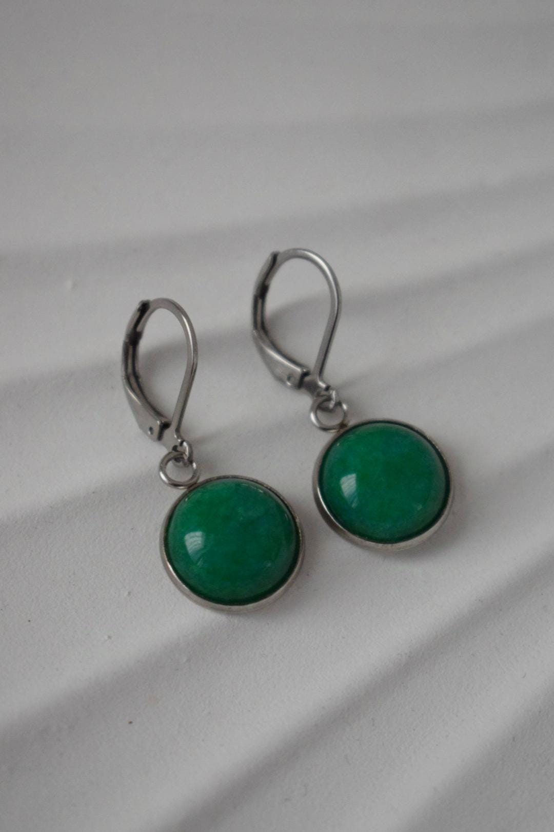 Grüne Jade Ohrringe, Edelstein Anhänger Baumeln Huggie Ohrringe, Grüne Stein Creolen, Handgefertigter Schmuck Geschenk Frauen