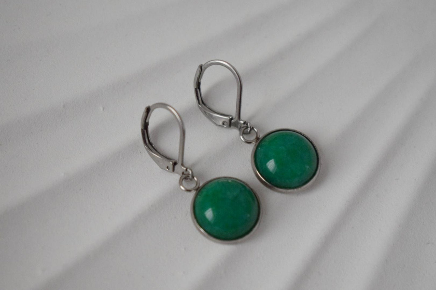 Grüne Jade Ohrringe, Edelstein Anhänger Baumeln Huggie Ohrringe, Grüne Stein Creolen, Handgefertigter Schmuck Geschenk Frauen