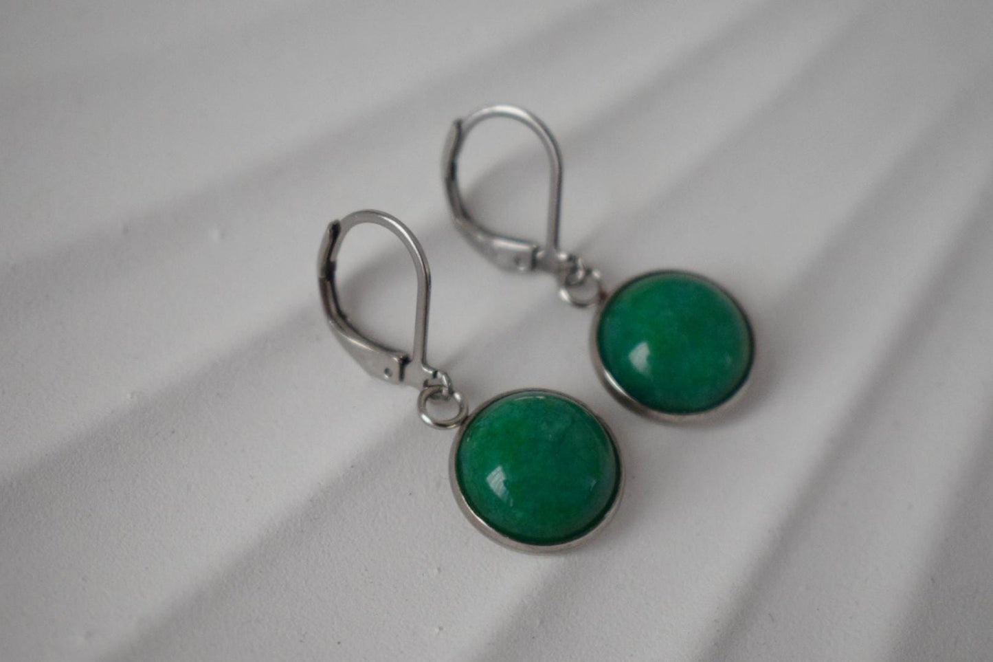 Grüne Jade Ohrringe, Edelstein Anhänger Baumeln Huggie Ohrringe, Grüne Stein Creolen, Handgefertigter Schmuck Geschenk Frauen