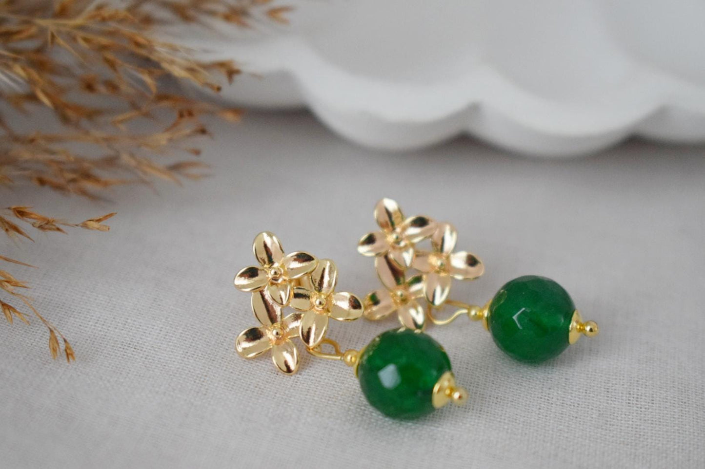 Grüne Jade Ohrringe mit 18K vergoldeten Blumen Ohrsteckern, Anhänger baumelnde Muschel Ohrringe, Königliche Ohrringe, Einzigartiger Schmuck, Bestes Geschenk für Sie