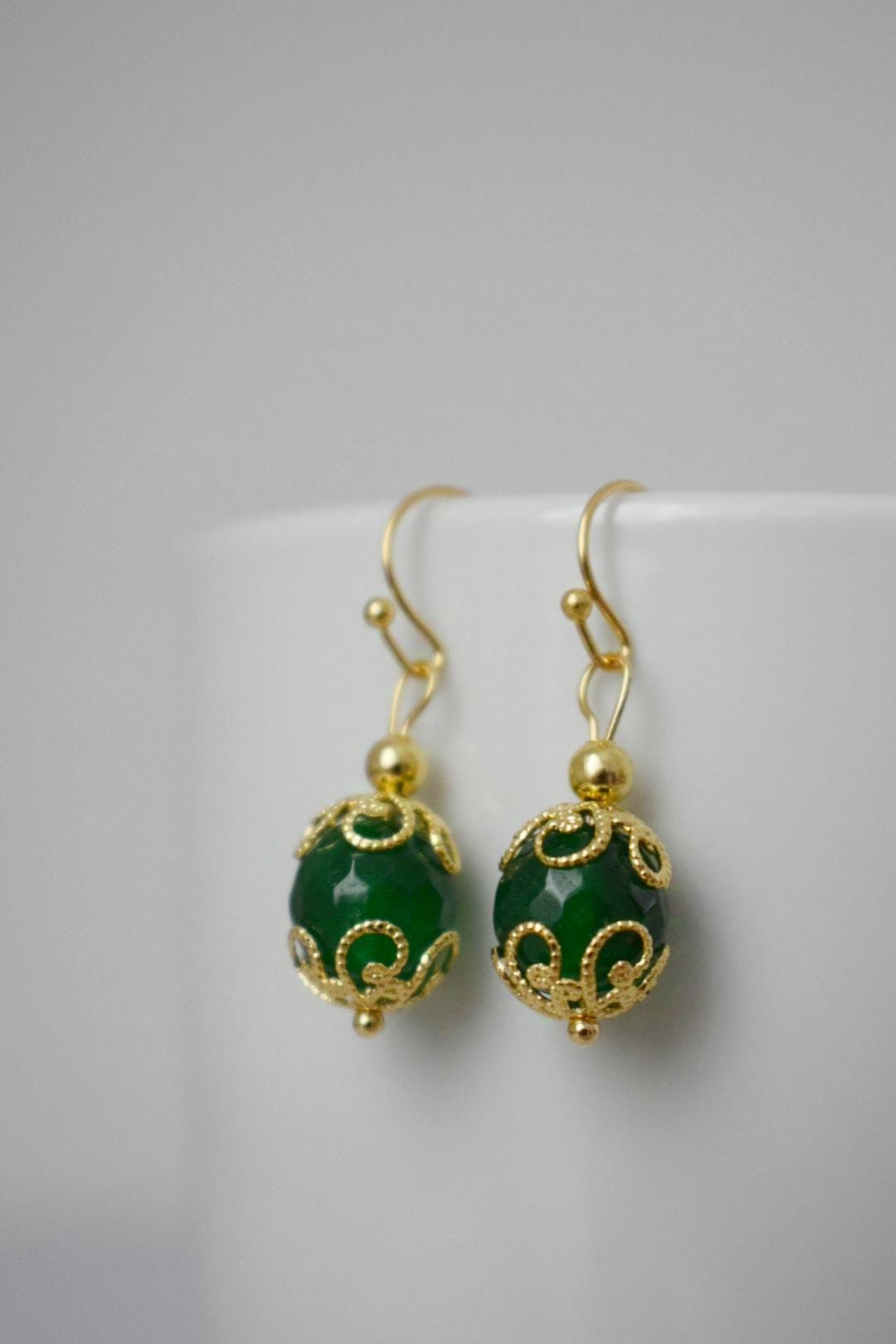 Grüne Jade Ohrringe baumeln, Edelstein Gold Ohrringe, Grüne facettierte Ohrringe, Stein Kugel Ohrringe, Grüner Jade Schmuck, Jahrestag Geschenk sie