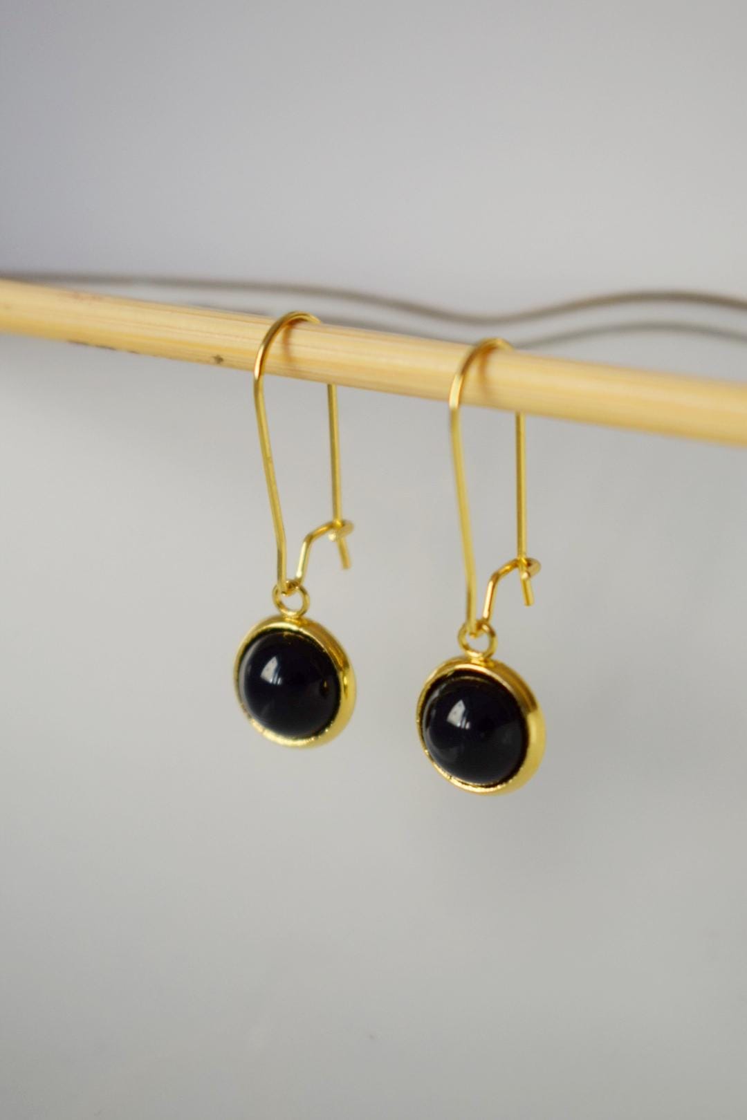 Schwarze Achat-Goldohrringe, Schwarze Edelstein-Ohrhänger mit Tropfenverschluss, 10 mm schwarze Stein-Hängeohrringe, handgefertigter Achatschmuck
