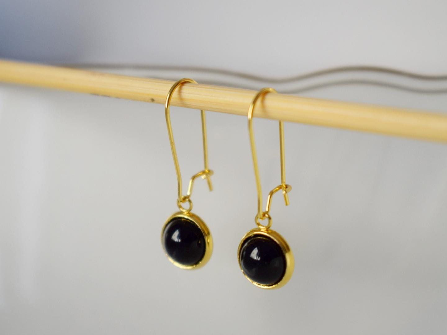 Schwarze Achat-Goldohrringe, Schwarze Edelstein-Ohrhänger mit Tropfenverschluss, 10 mm schwarze Stein-Hängeohrringe, handgefertigter Achatschmuck