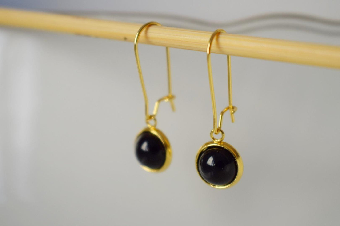 Schwarze Achat-Goldohrringe, Schwarze Edelstein-Ohrhänger mit Tropfenverschluss, 10 mm schwarze Stein-Hängeohrringe, handgefertigter Achatschmuck