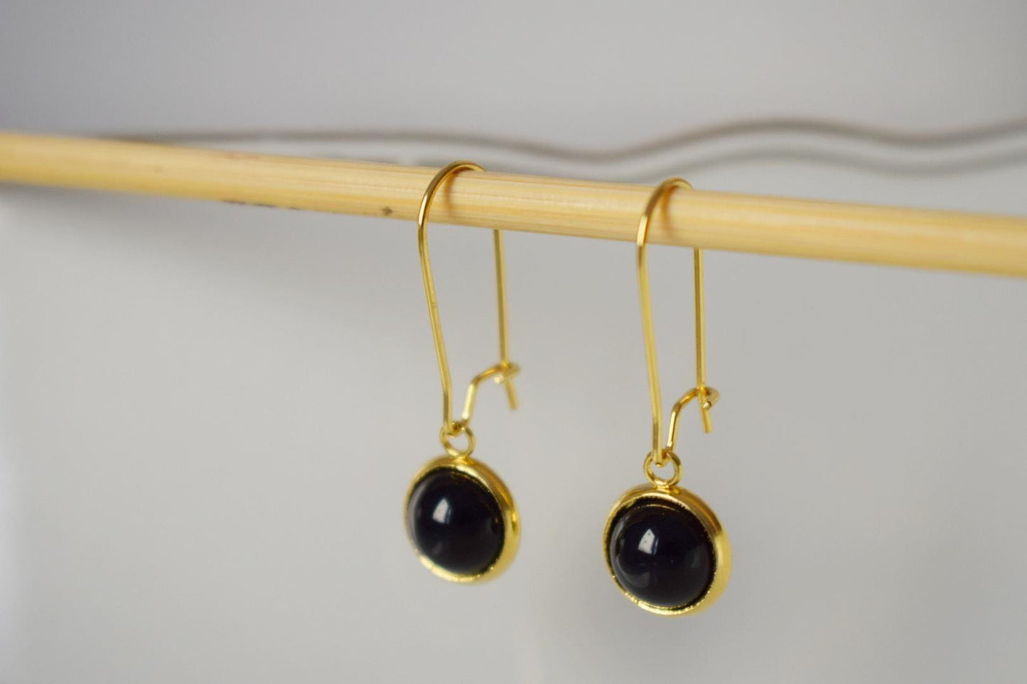 Schwarze Achat-Goldohrringe, Schwarze Edelstein-Ohrhänger mit Tropfenverschluss, 10 mm schwarze Stein-Hängeohrringe, handgefertigter Achatschmuck