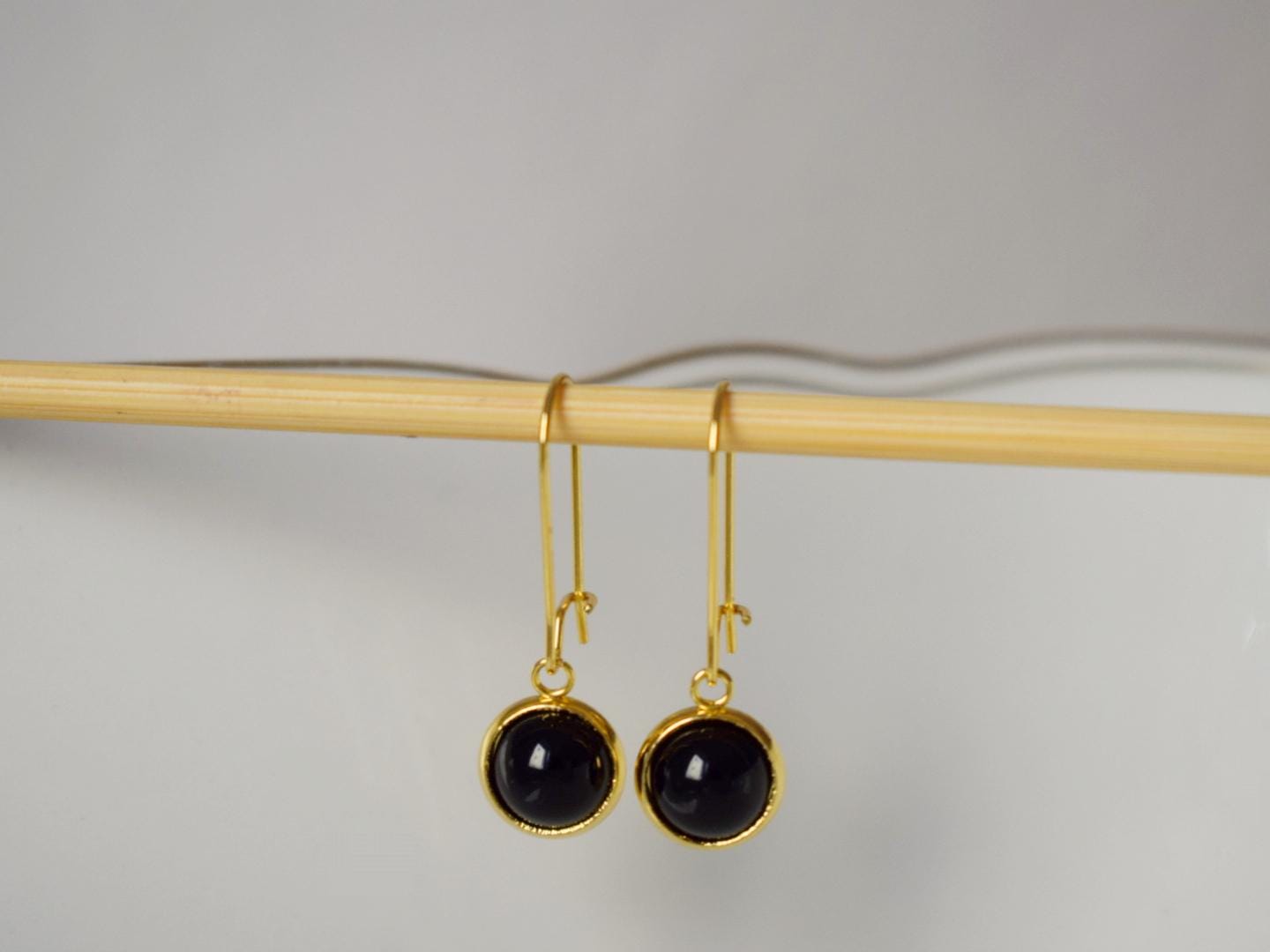 Schwarze Achat-Goldohrringe, Schwarze Edelstein-Ohrhänger mit Tropfenverschluss, 10 mm schwarze Stein-Hängeohrringe, handgefertigter Achatschmuck
