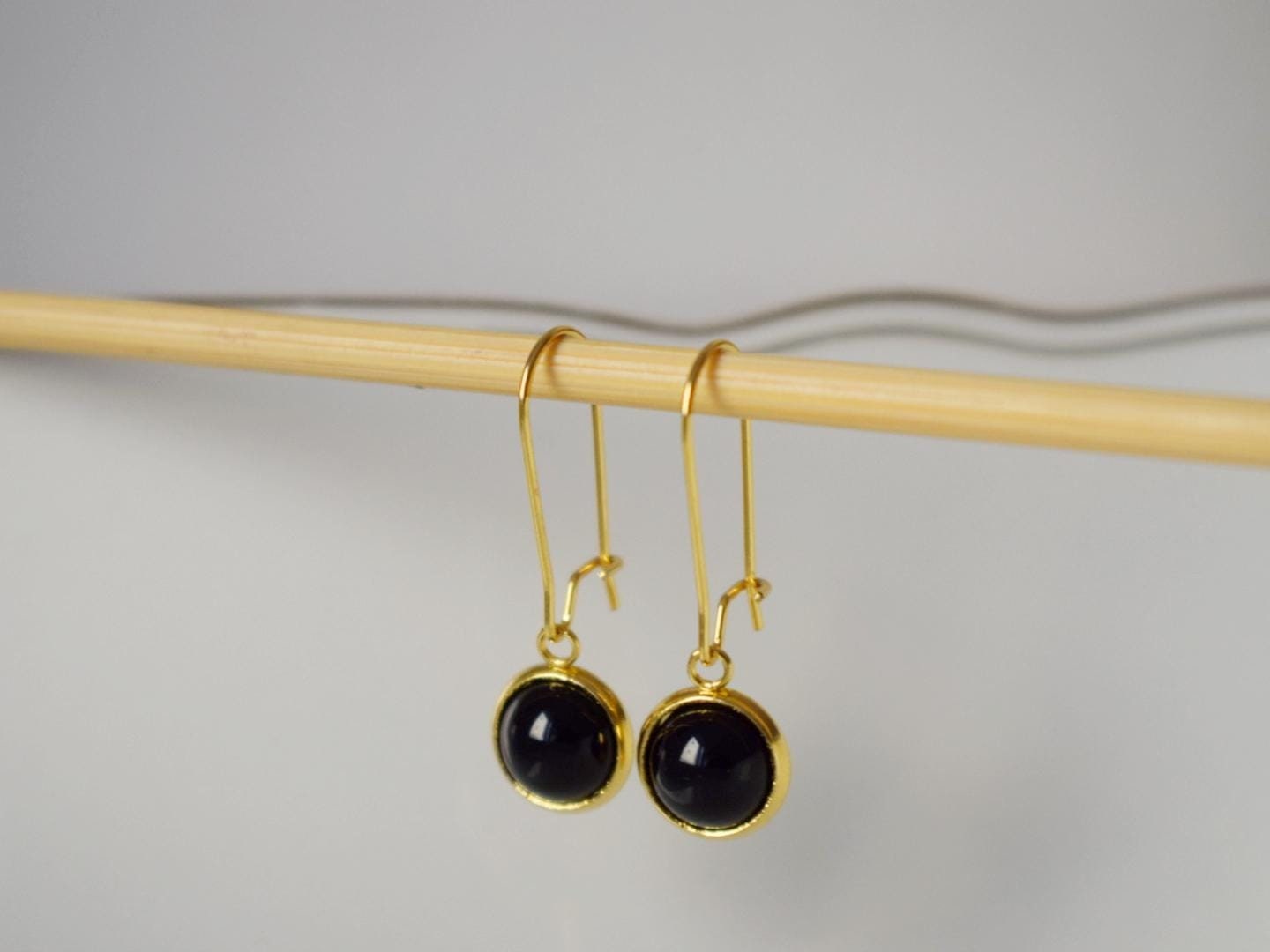 Schwarze Achat-Goldohrringe, Schwarze Edelstein-Ohrhänger mit Tropfenverschluss, 10 mm schwarze Stein-Hängeohrringe, handgefertigter Achatschmuck