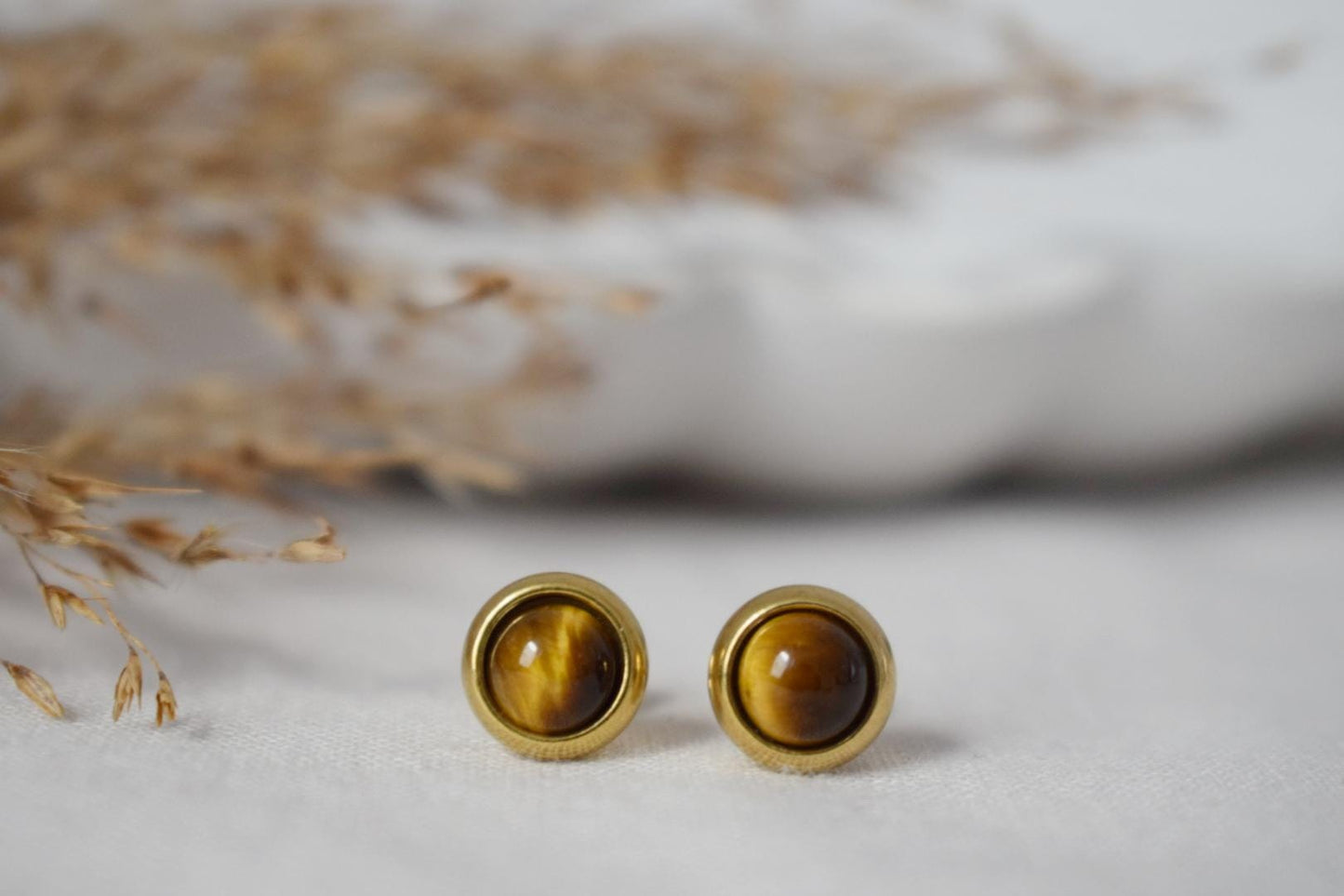 Mini Tigerauge Ohrstecker, 18k vergoldete Edelstein 6mm Ohrstecker, kleiner brauner Stein, minimalistischer Tigerauge Chakra Schmuck, Geschenk Sie
