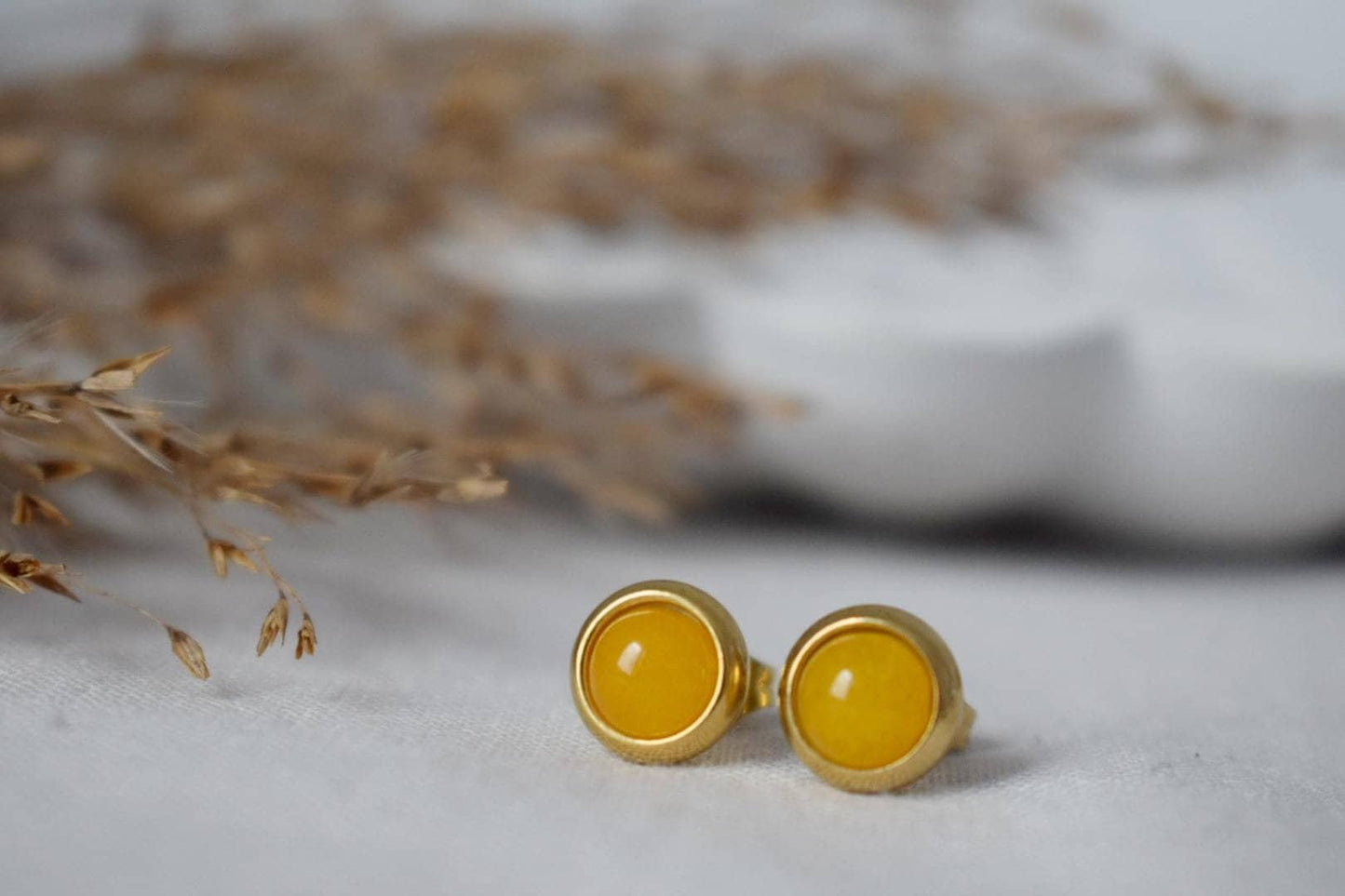 Mini Gelbe Jade Ohrstecker, Kleine Edelstein Ohrstecker, Alltägliche Ohrstecker, Goldgelber Stein, Minimalistischer Schmuck Geschenk Frauen