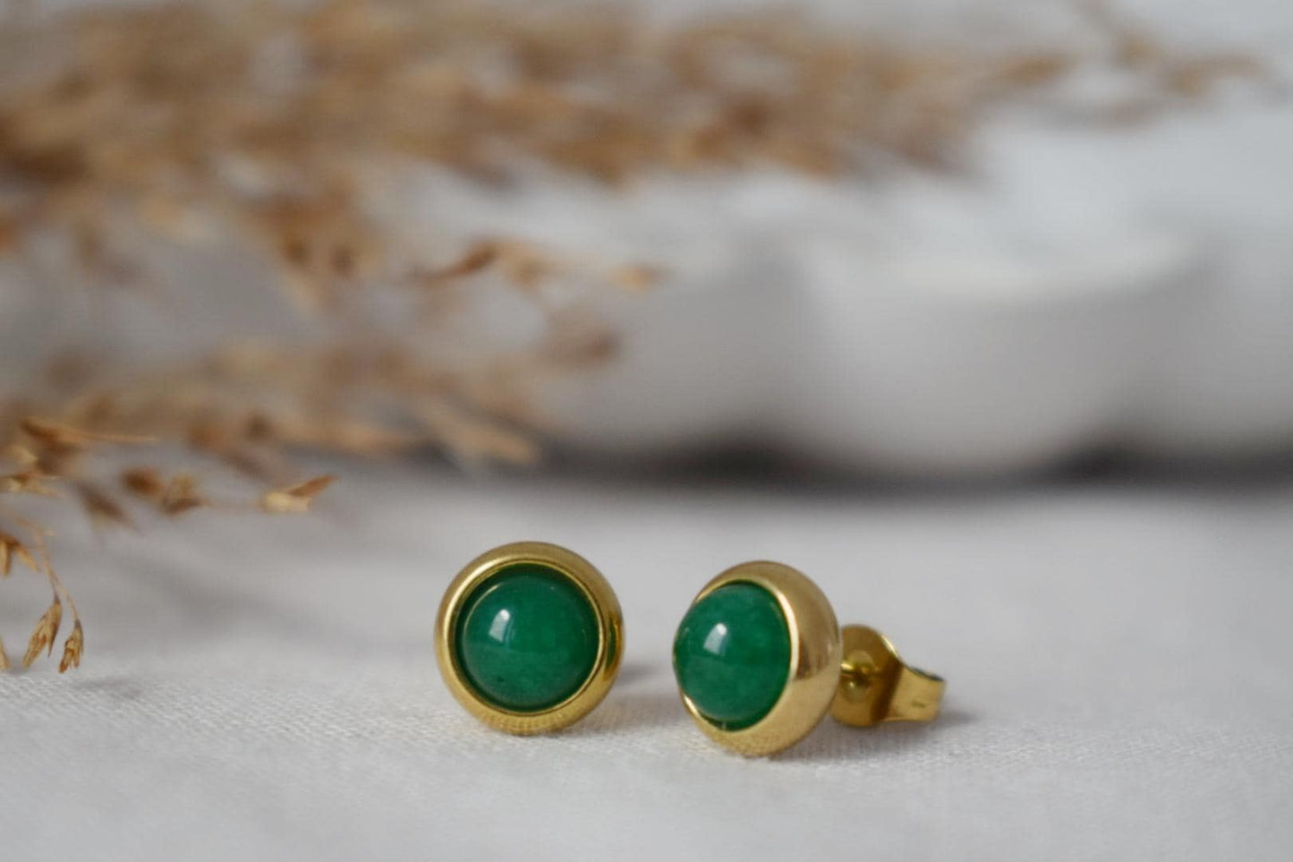 Mini Grüne Jade Ohrstecker, Minimalistische Edelstein Ohrringe, Kleine Ohrstecker für Frauen, Geschenkschmuck für Sie