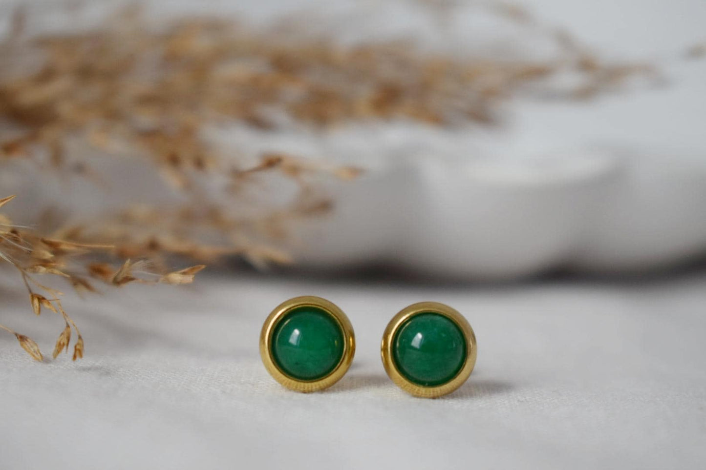 Mini Grüne Jade Ohrstecker, Minimalistische Edelstein Ohrringe, Kleine Ohrstecker für Frauen, Geschenkschmuck für Sie