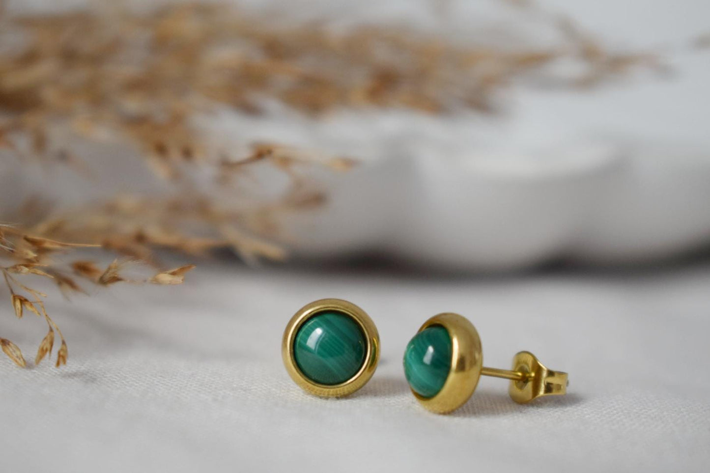 Mini Natürliche Malachit Ohrstecker, Kleine grüne Edelstein Ohrringe, Push Back Ohrringe, Leichte, Minimalistische Geburtsstein Schmuck Geschenk