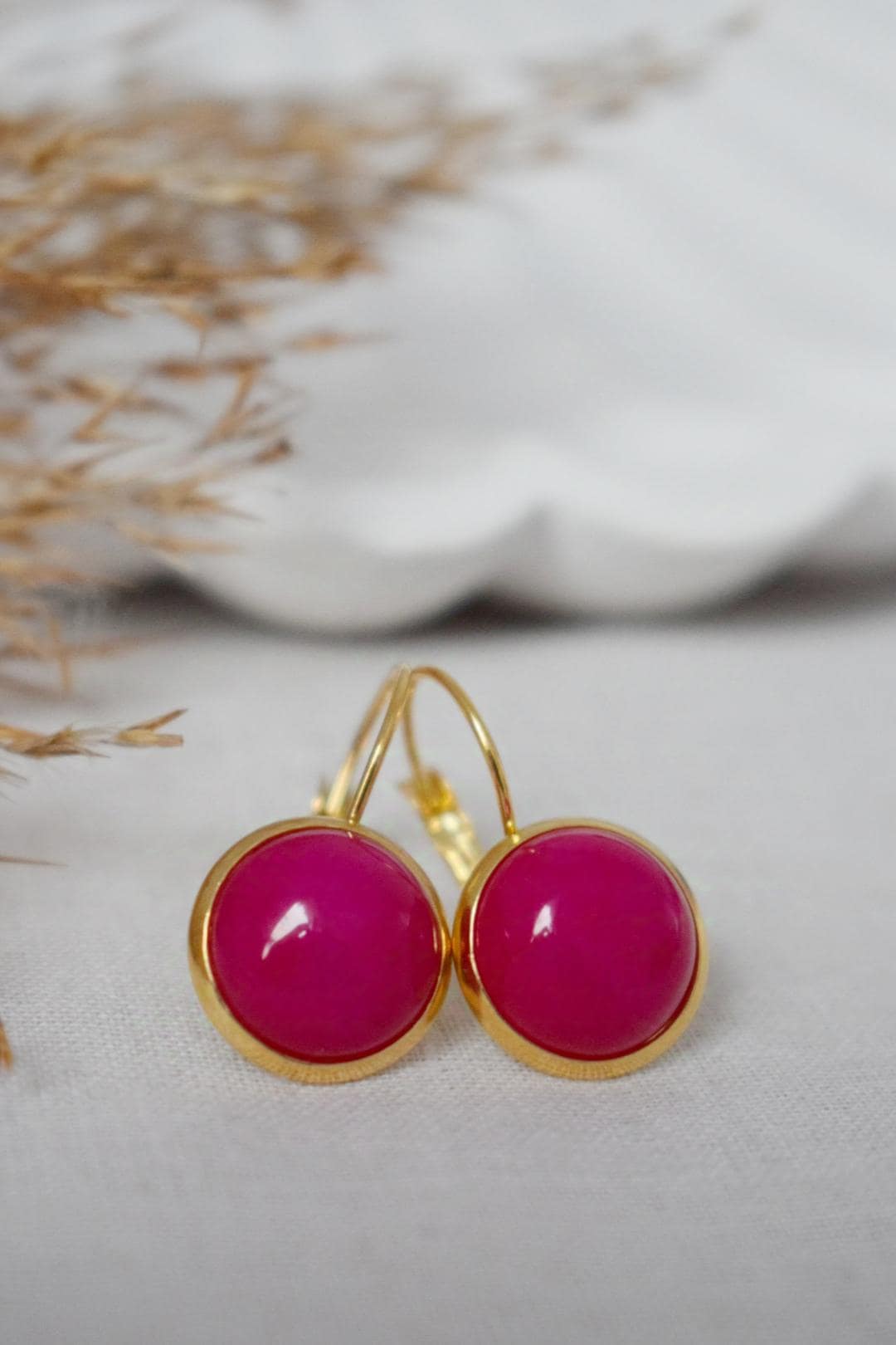 Rosa Jade Ohrringe, Edelstein Runde Ohrringe, Magenta Ohrringe, 12mm Lever Back Ohrringe, Edelstahl, Jade Gold Schmuck, Geschenk für Sie
