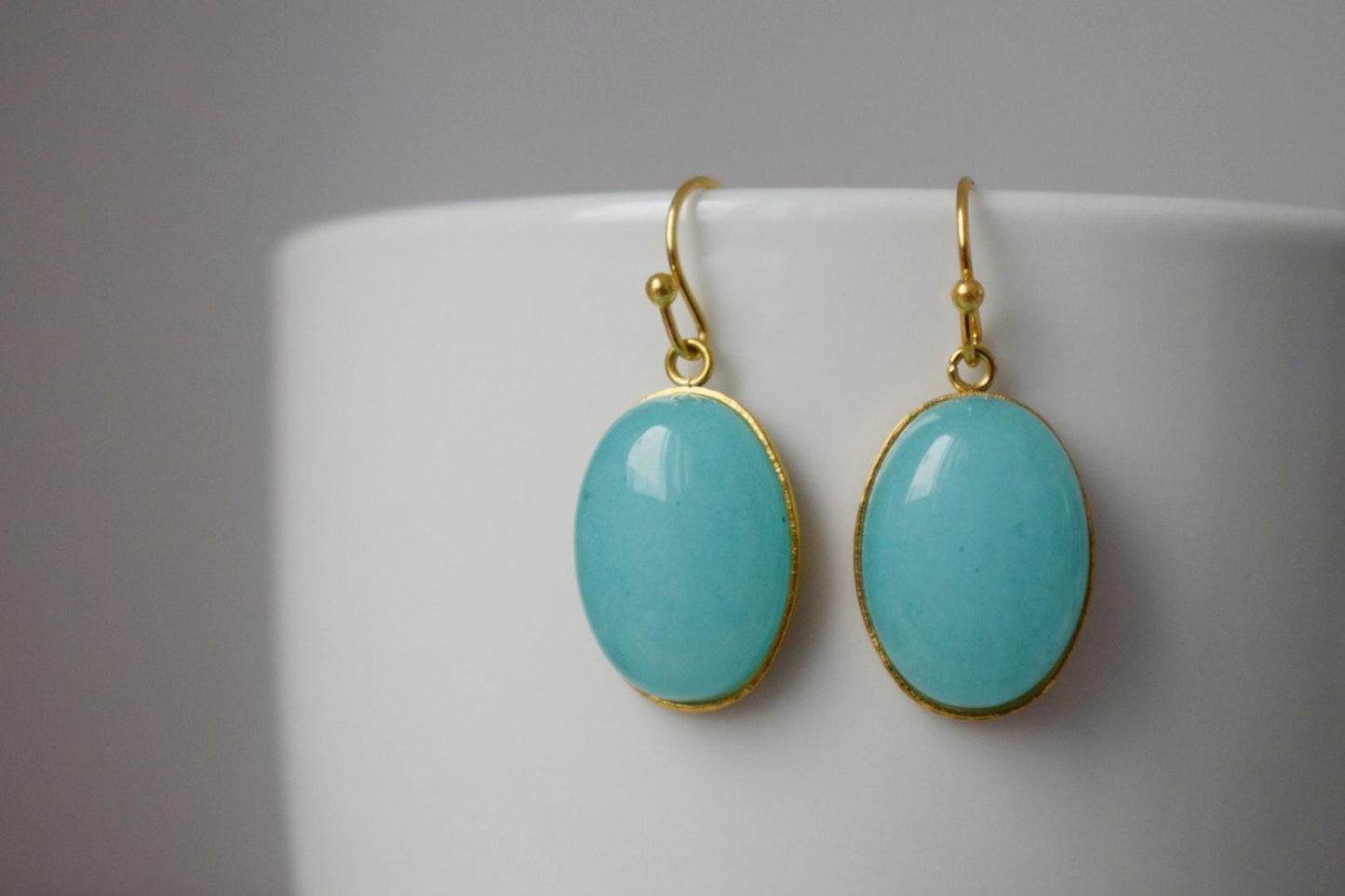 Türkis Jade Ohrringe golden, Statement Edelstein Ohrhänger, Stein Hängende Ohrringe, Türkis Schmuck, Geschenk für Sie