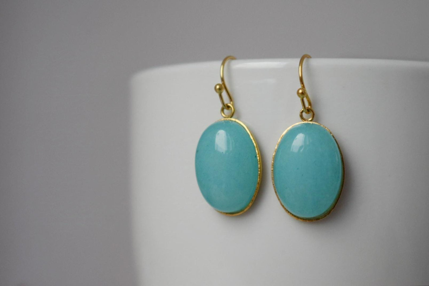 Türkis Jade Ohrringe golden, Statement Edelstein Ohrhänger, Stein Hängende Ohrringe, Türkis Schmuck, Geschenk für Sie